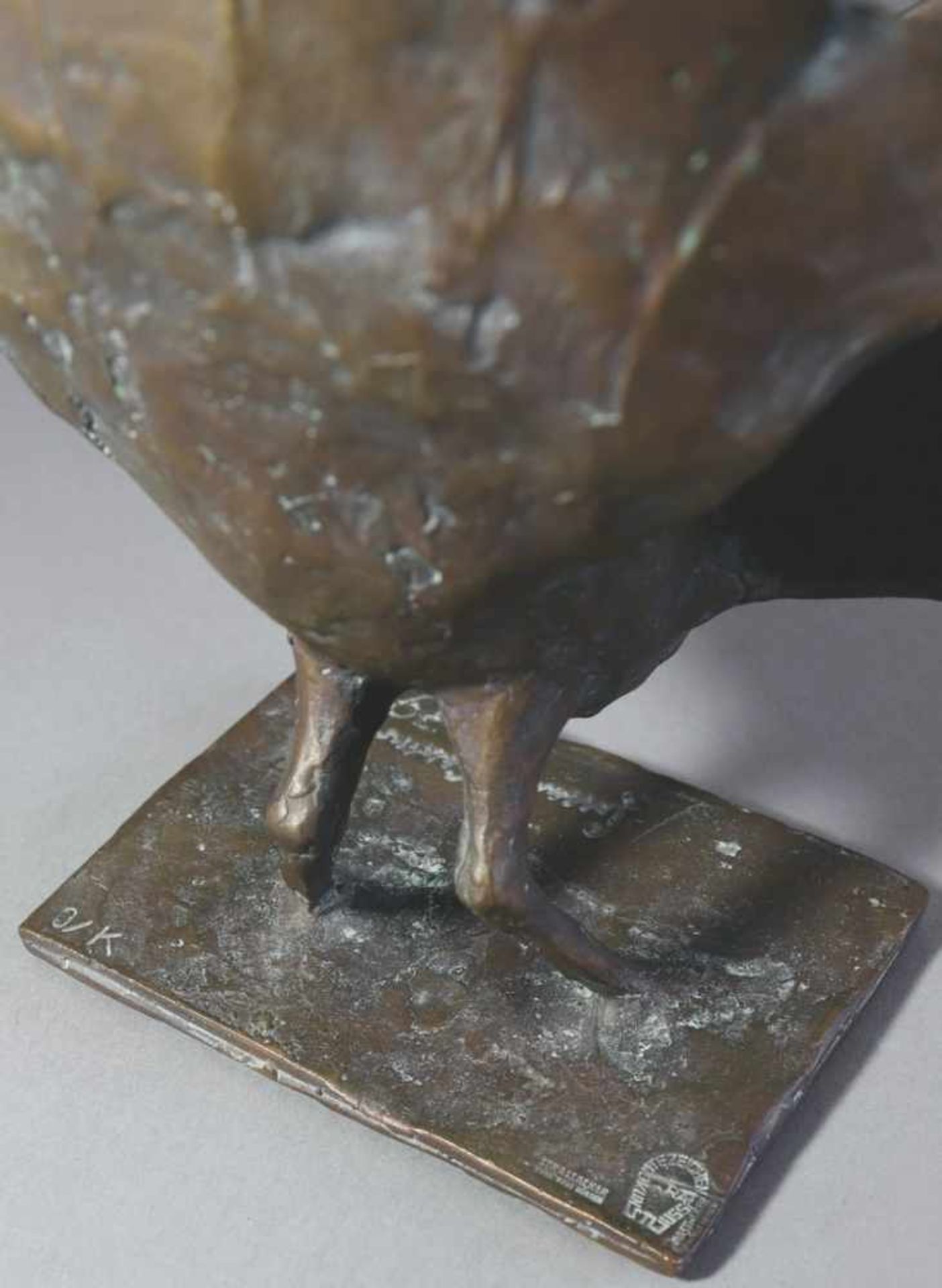 Gotthelf Schlotter, (1922-2007)1979Strauß. 1979. Bronze, patiniert. H. 18 cm. Auf der Plinthe - Bild 3 aus 3