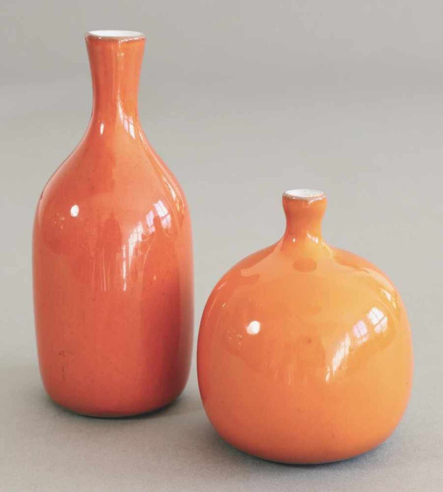 Jacques und Dani Ruelland2 Vasen. Keramik. Glänzend orange glasiert, innen weiß. H. 15 und 10 cm.