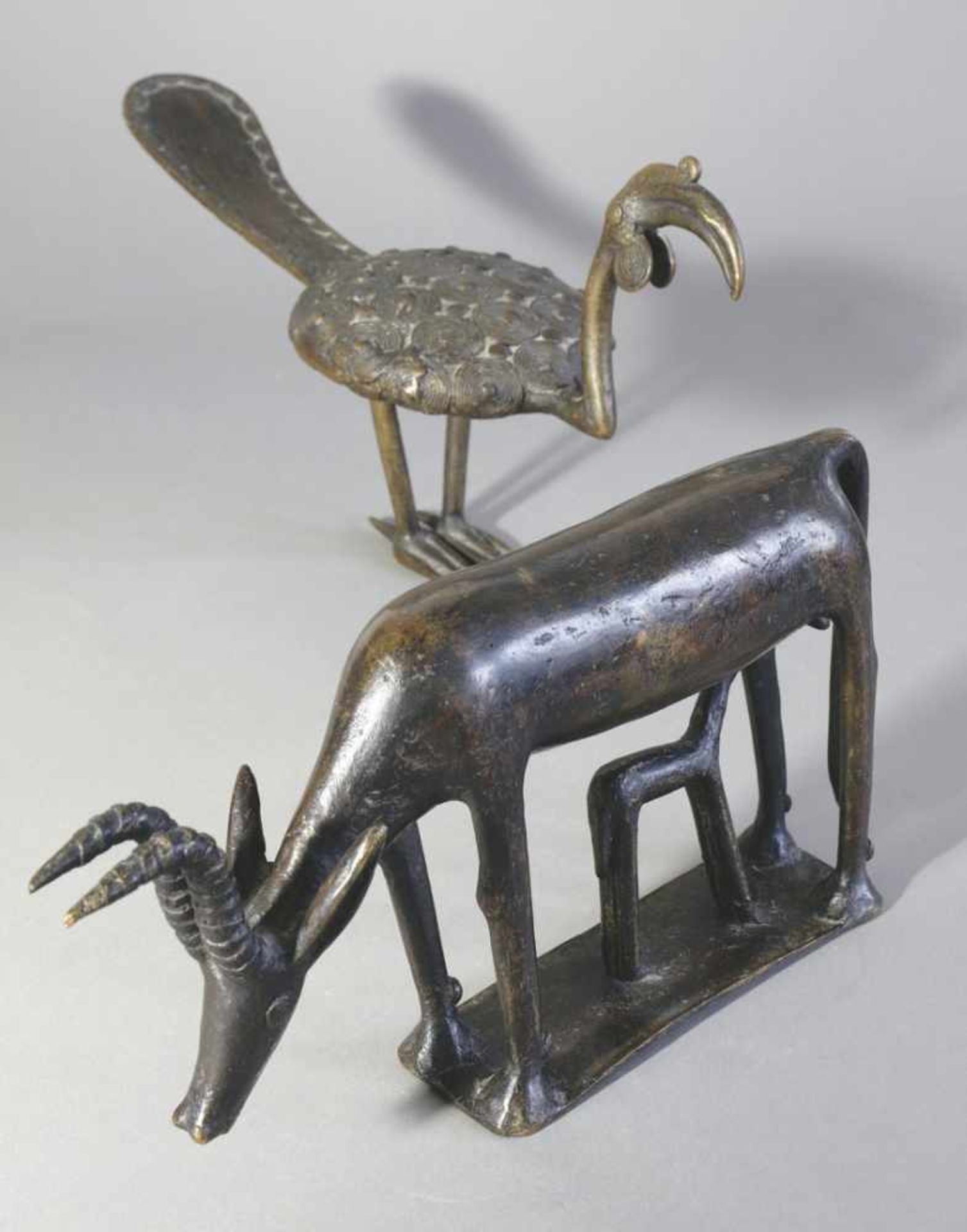 2 FigurenBobo, Obervolta/ Burkina Faso2 Figuren. Vogel und Springbock mit Jungtier. Bronze,