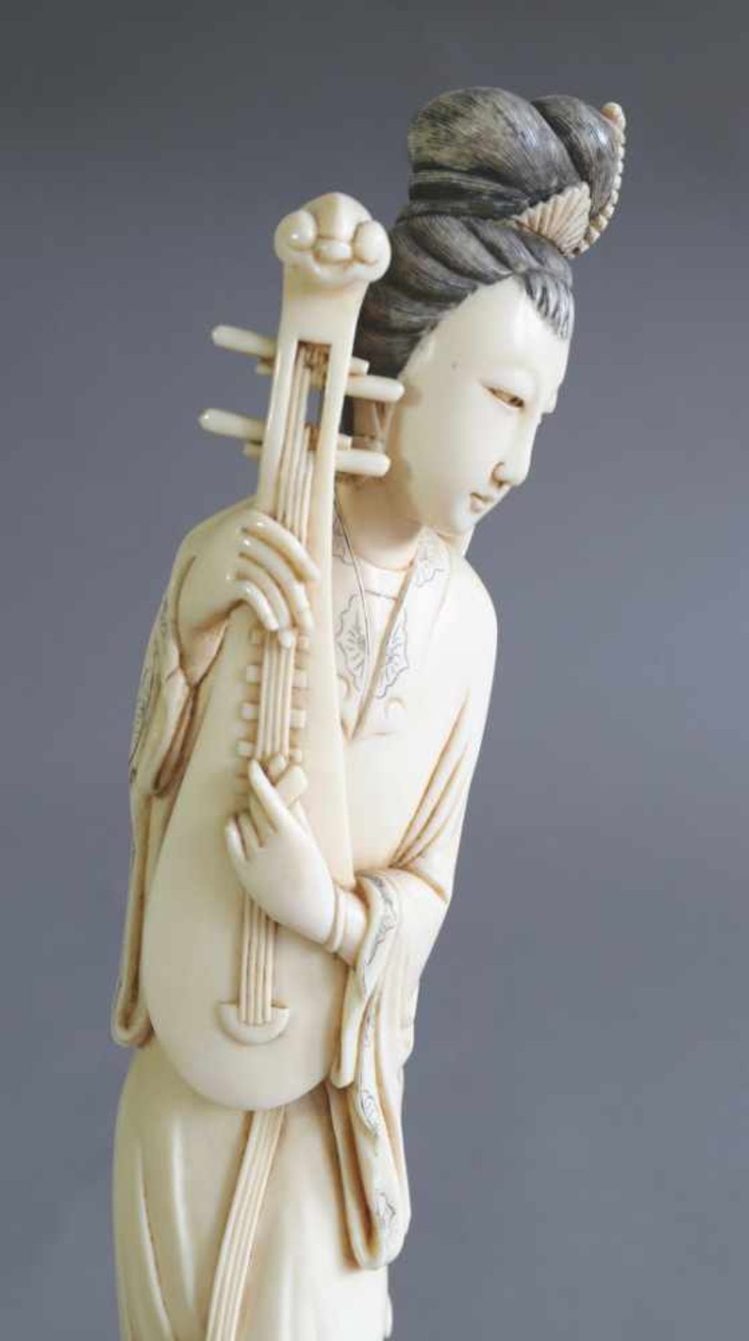 Okimono Japan Okimono, Geisha, Ivory Okimono. Meiji, around 1900. Standing geisha with plucking - Bild 2 aus 4