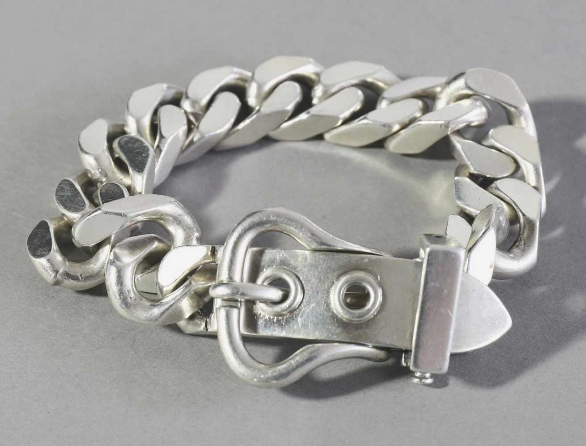 Hermès, ParisArmband Cuban Buckle. Silber. Gliederarmband mit Schließe. L. 24 cm. Gewicht 125 g.