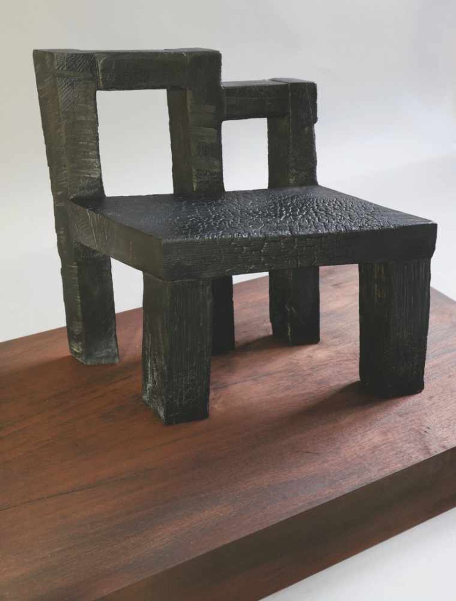 Magdalena Jetelová, (*1946)Stühle. Holz. 52 x 48 x 81 cm. Unterseitig signiert und mit Maßstabs- und
