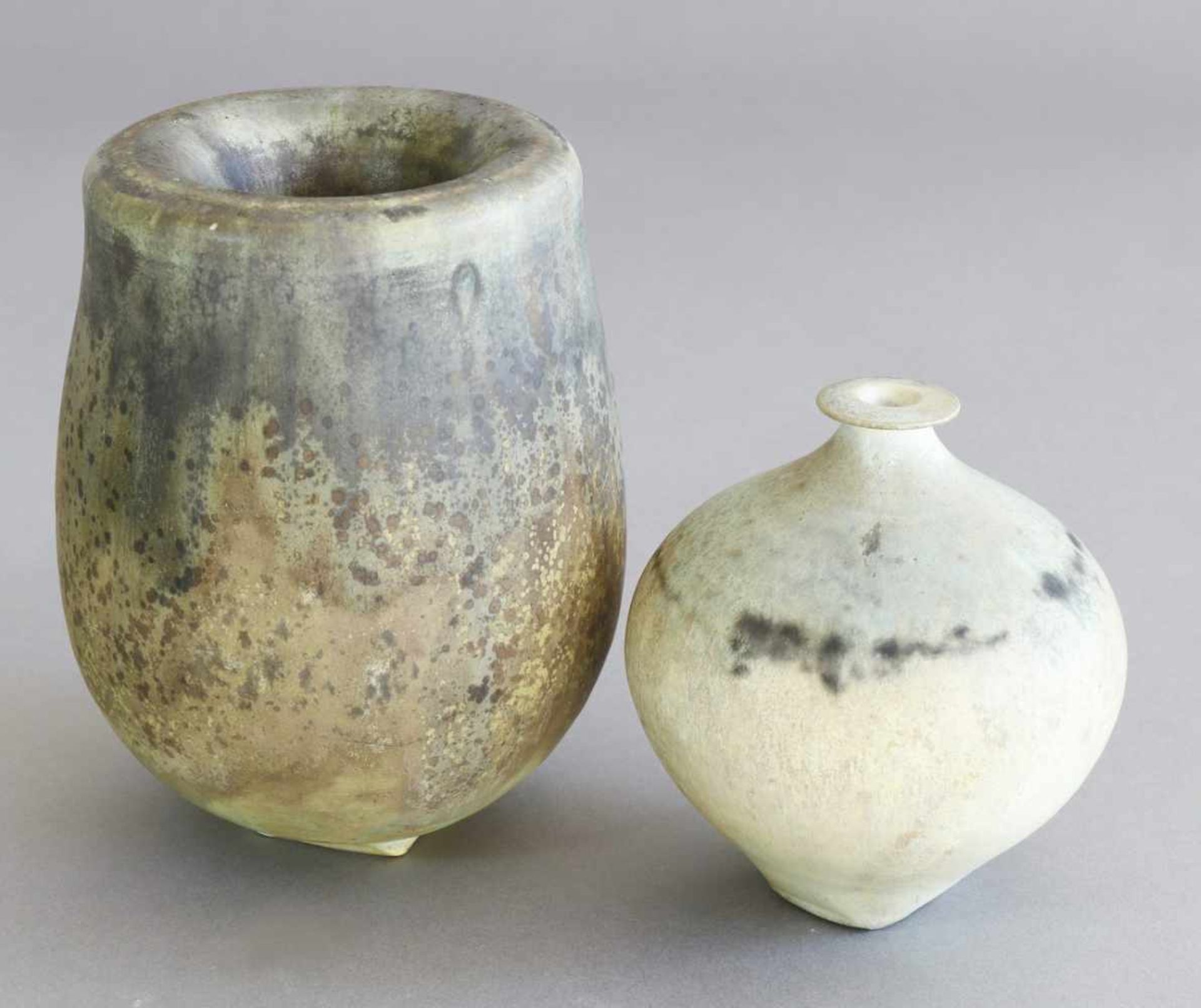 Otto Meier2 Vasen. Keramik. Doppelwandgefäß und Kugelvase. Mehrtonige matte Glasuren in Hell und