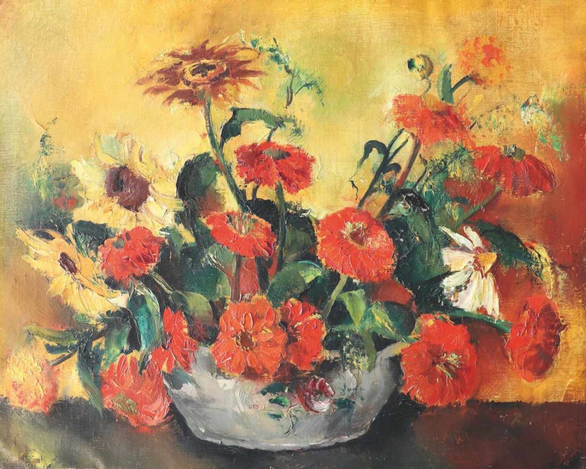 Wolf Röhricht, (1886-1953)Stillleben mit Sonnenblumen und Zinnien vor orangefarbenem Hintergrund. Öl