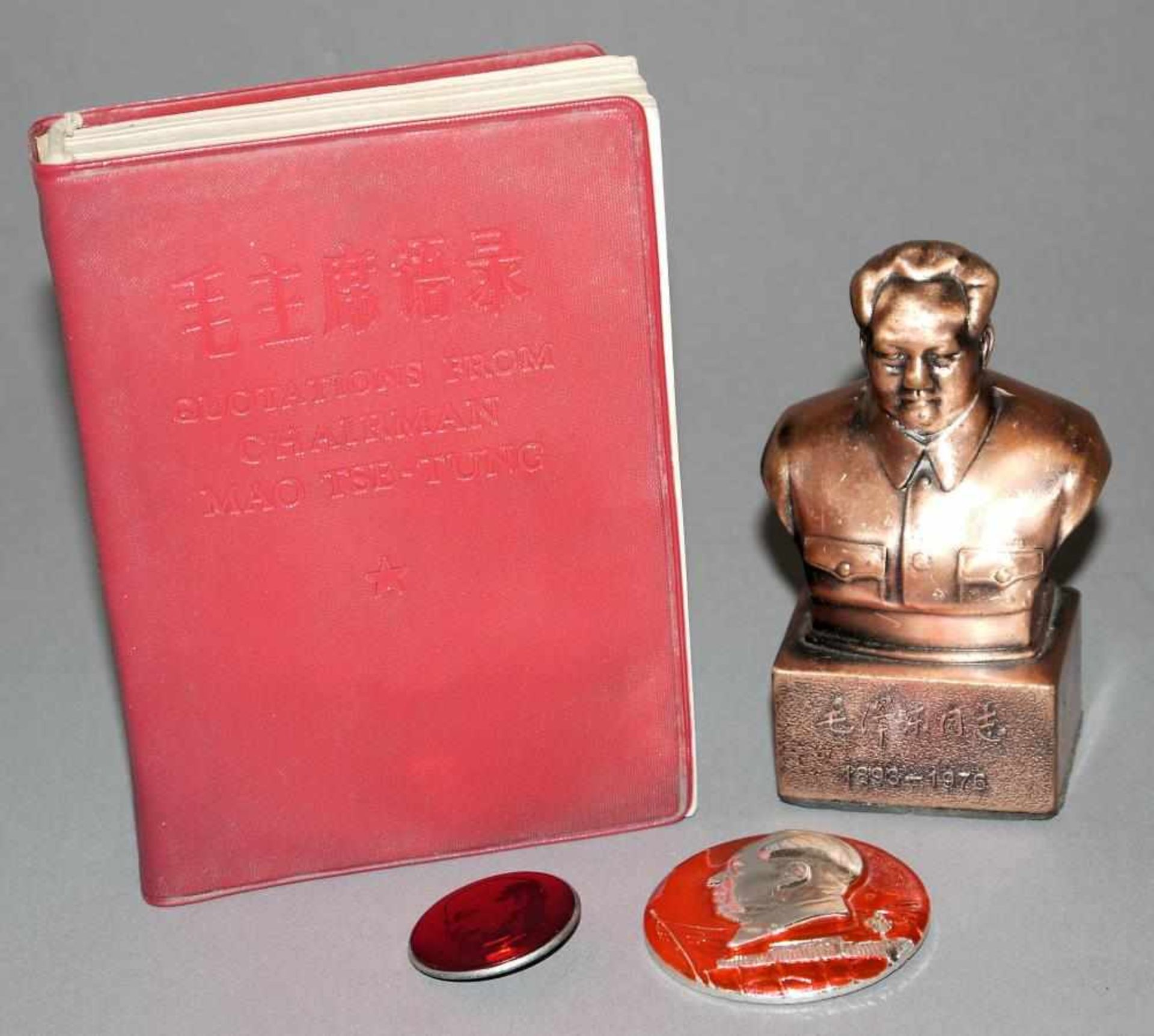 Kleines Memorabilia-Konvolut des Vorsitzenden Mao Tse Tung, China 20. Jh. Die „Mao-Bibel“,