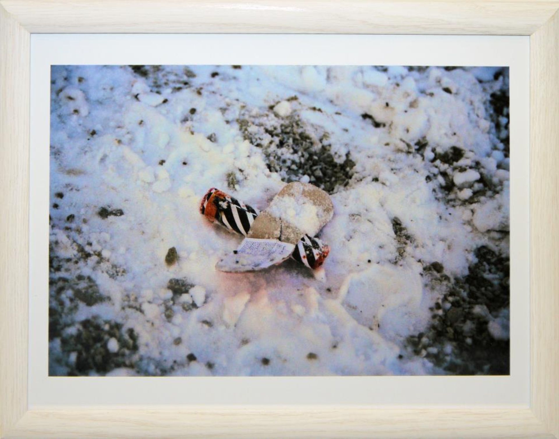 Walter Dahn, Feuerwerkskörper im Schnee, sign. Farbfotografie von 2004, gerahmt Walter Dahn, *