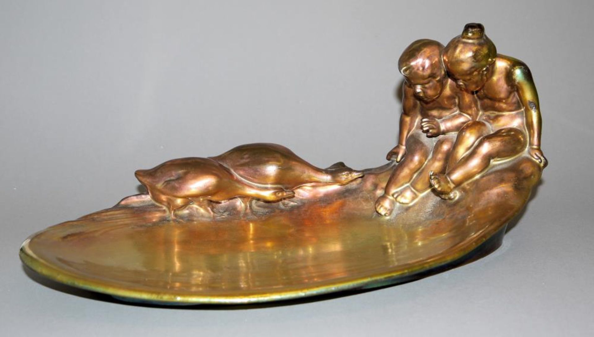 Figürliche Eosin-Schale des Jugendstils mit Putten und Gänsen, Zsolnay Ovale Schale mit zwei Kindern