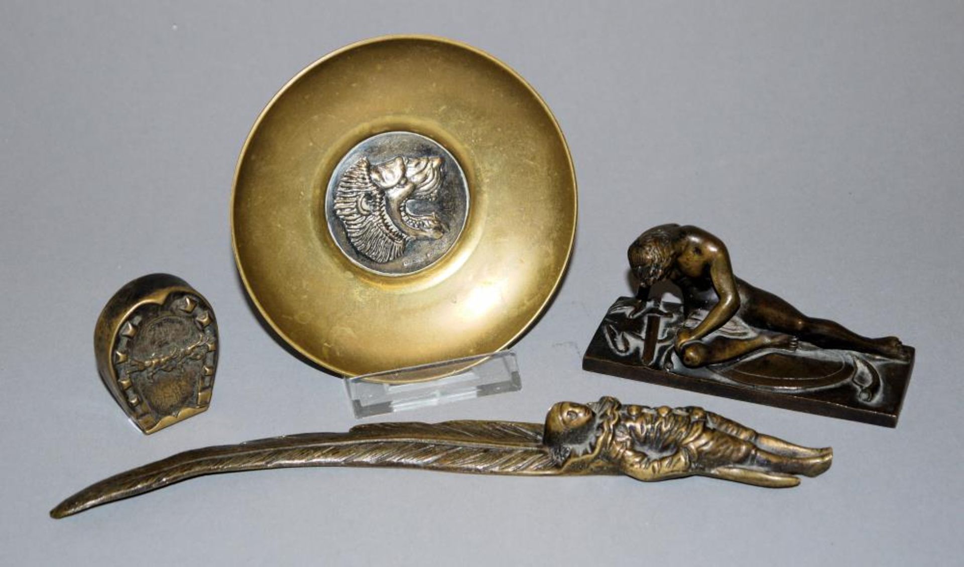 Kleine Bronzeplastik „Sterbender Gallier“ & Bronze-Brieföffner, Harlekin mit Feder, England &