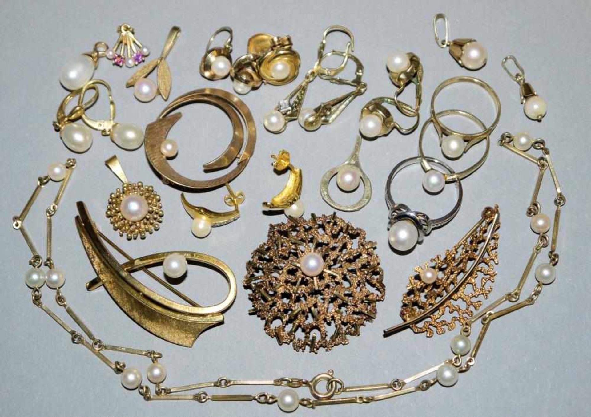 Großes Konvolut Goldschmuck mit Perlenbesatz Perlenring & 2 Anhänger in 14kt Weißgold, besetzt mit
