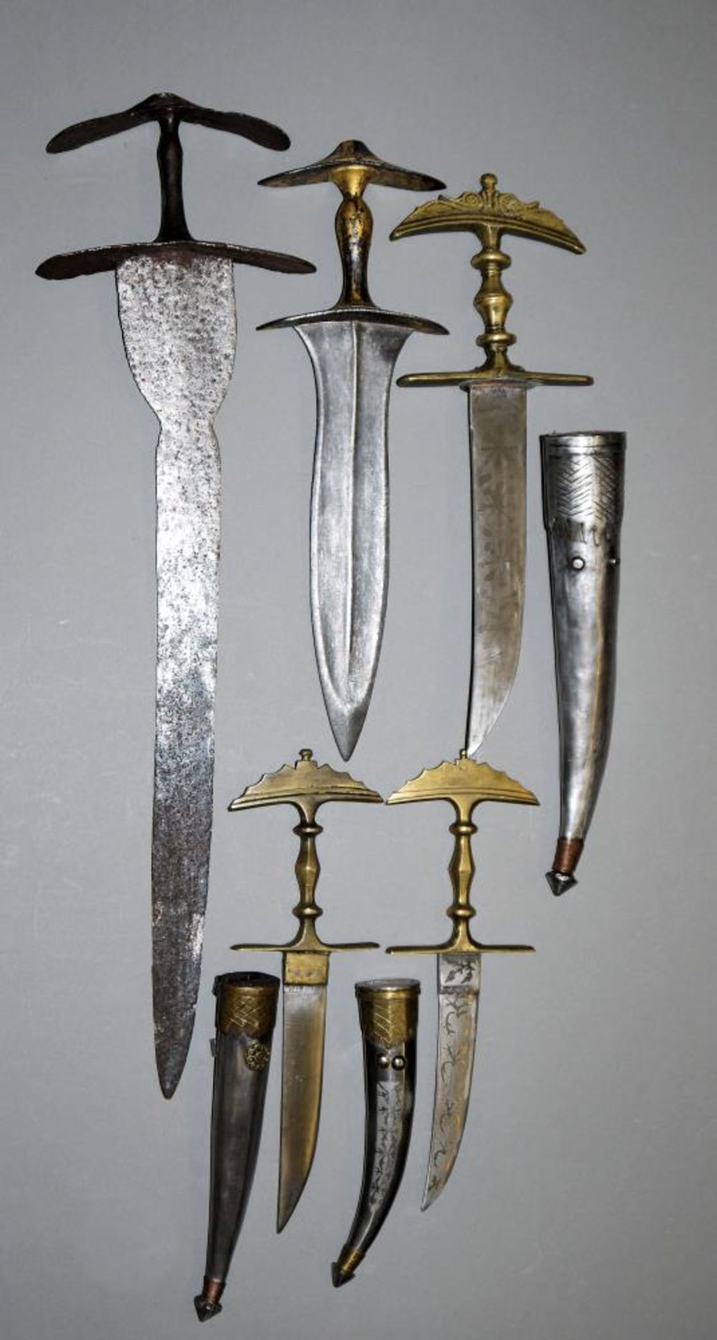 Fünf Jamdhar Katari, Schwerter und Dolche der Kalash/Kafir, Hindukusch 19. & 20. Jh. Zwei