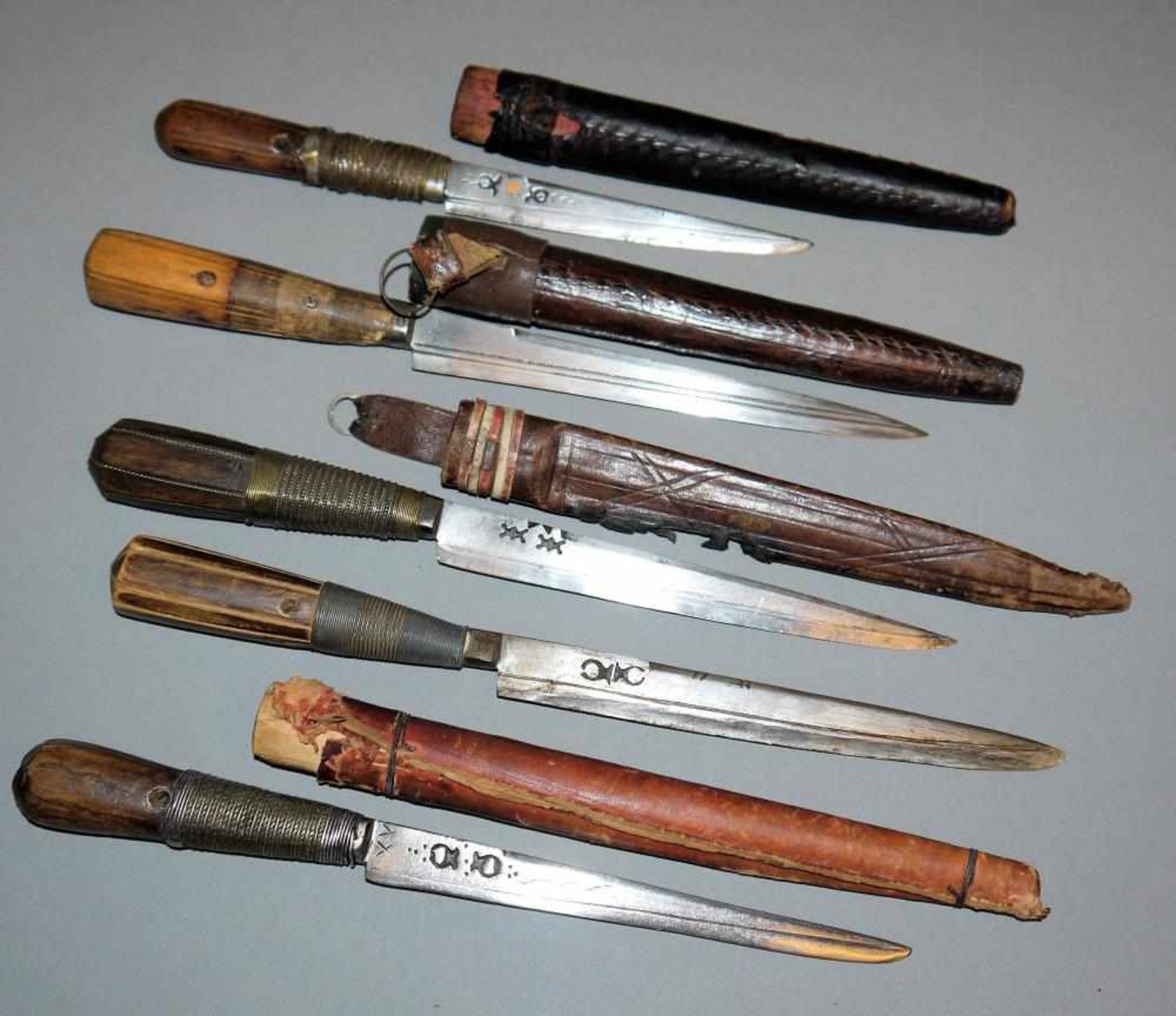 Fünf Khodmi, Gebrauchsmesser der Region Bou Saada, Algerien 20. Jh. Messer mit sorgfältig