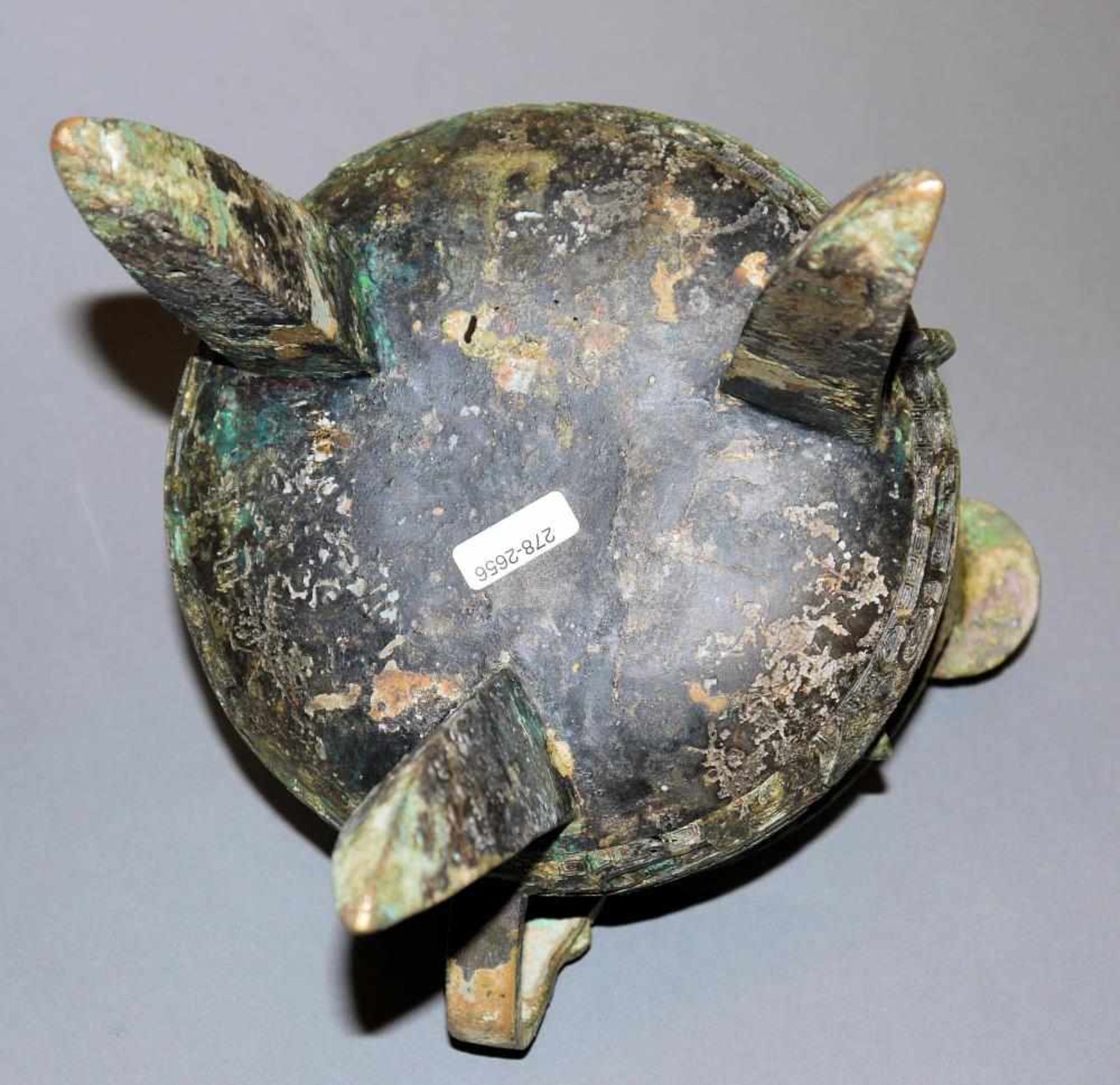 Archaisierendes Bronzegefäß der Form jia, China 20. Jh. Rituelles Dreifuß-Gefäß nach Vorbild der - Bild 3 aus 4