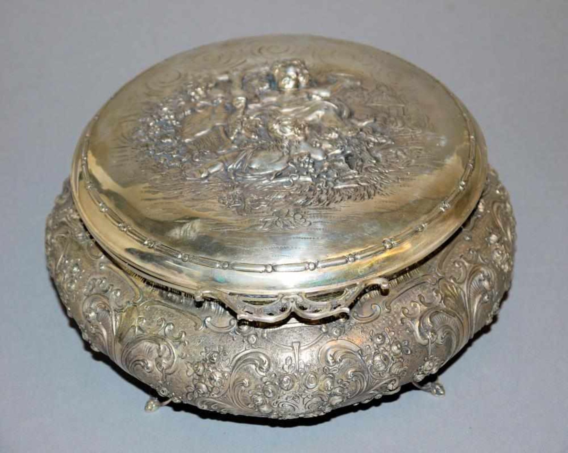 Große Silberdose mit Putten 800er Silber, gedrückt gebauchte runde Deckeldose auf Rocaillefüßen, auf