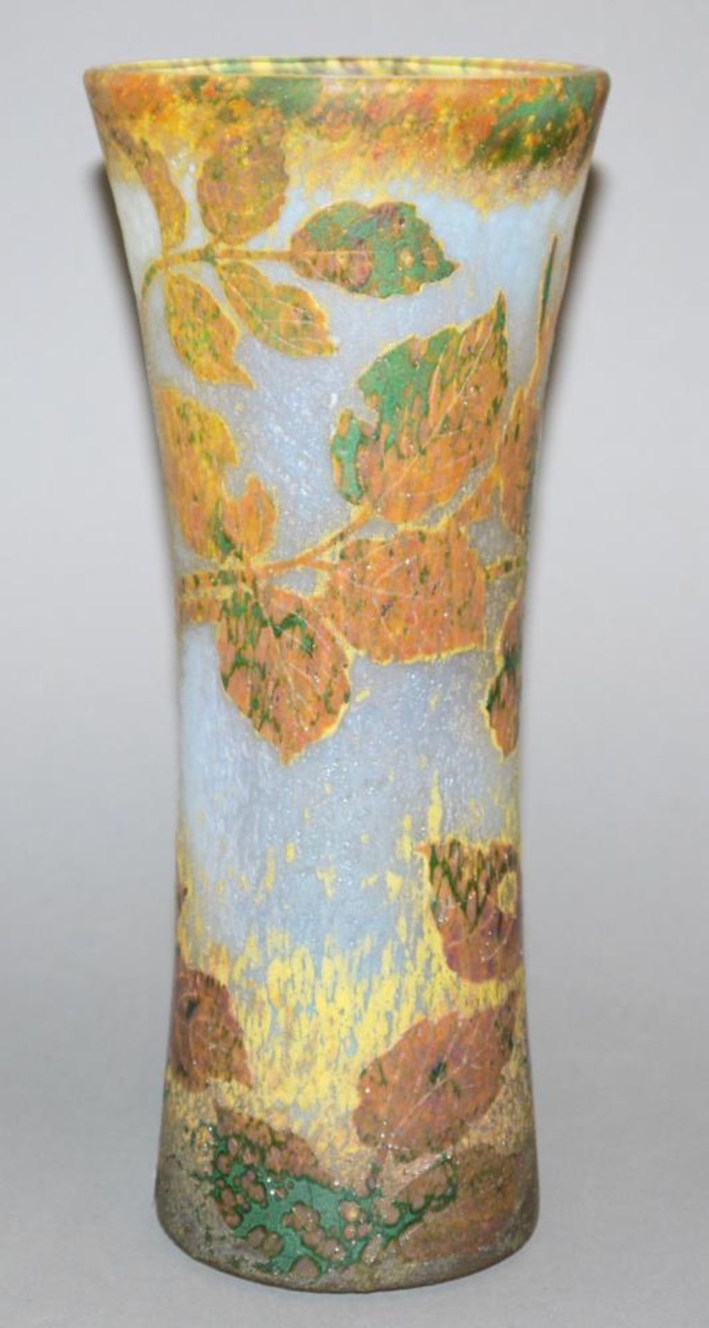 Große „Herbst-Vase“ von Daum, Nancy um 1915 Cameo-Vase mit konkav eingezogener Wandung, farbloses