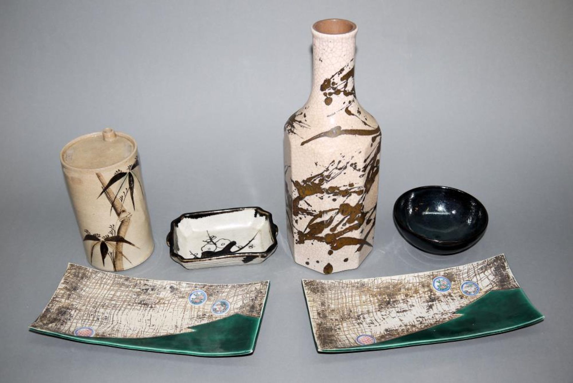 Sechs japanische Künstler-Keramiken als Gebrauchsgeschirr, 19./20. Jh. Zwei Sake-Flaschen, einmal im