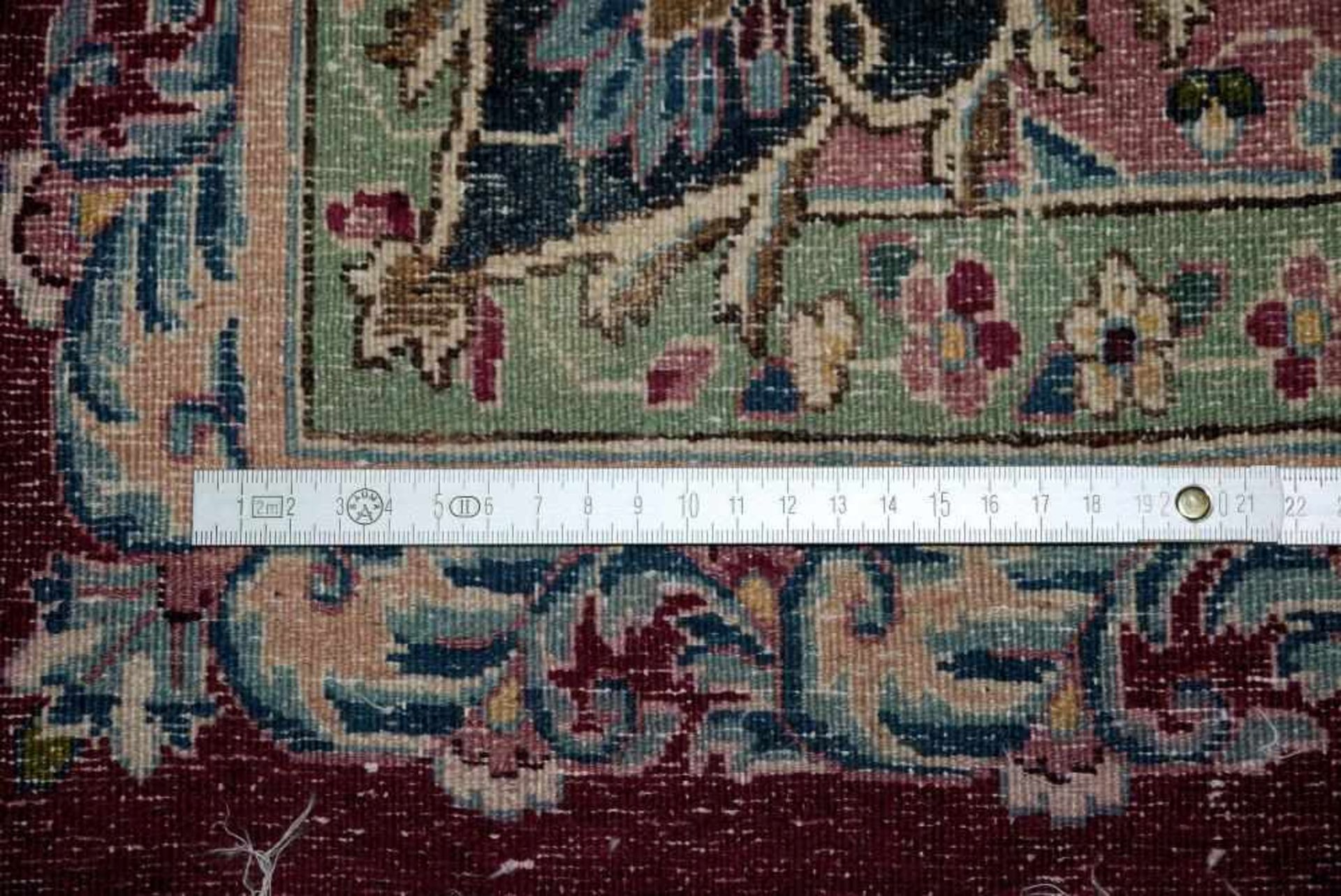 Großer Orienttepich Kirman, Persien, ca. 30 – 40 Jahre alt Wolle/Baumwolle, dunkelrot und - Bild 4 aus 4