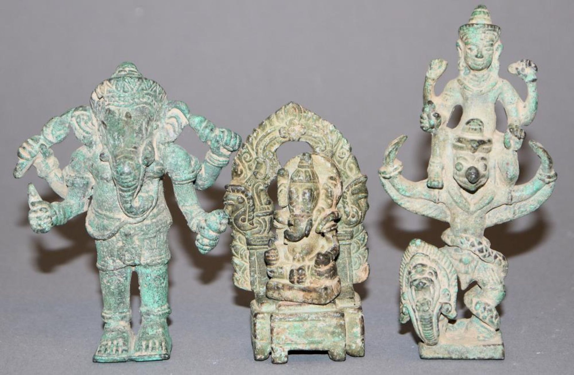 Drei Kleinbronzen mit Khmer bzw. alt-javanischem Stil Elefantengott Ganesha, vierarmig stehend, H