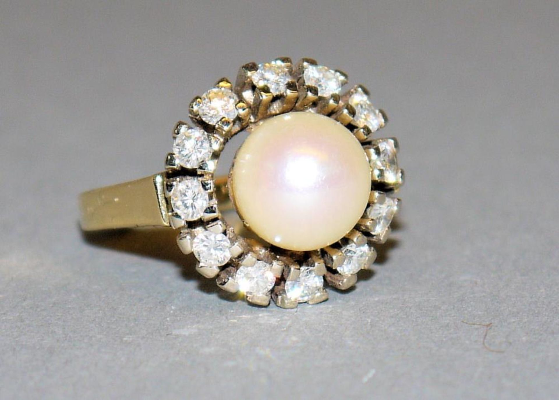 Brillantring mit Perle, Gold 14kt Gelbgold, besetzt mit einer Perle mit Dm ca. 9 mm, umfasst von