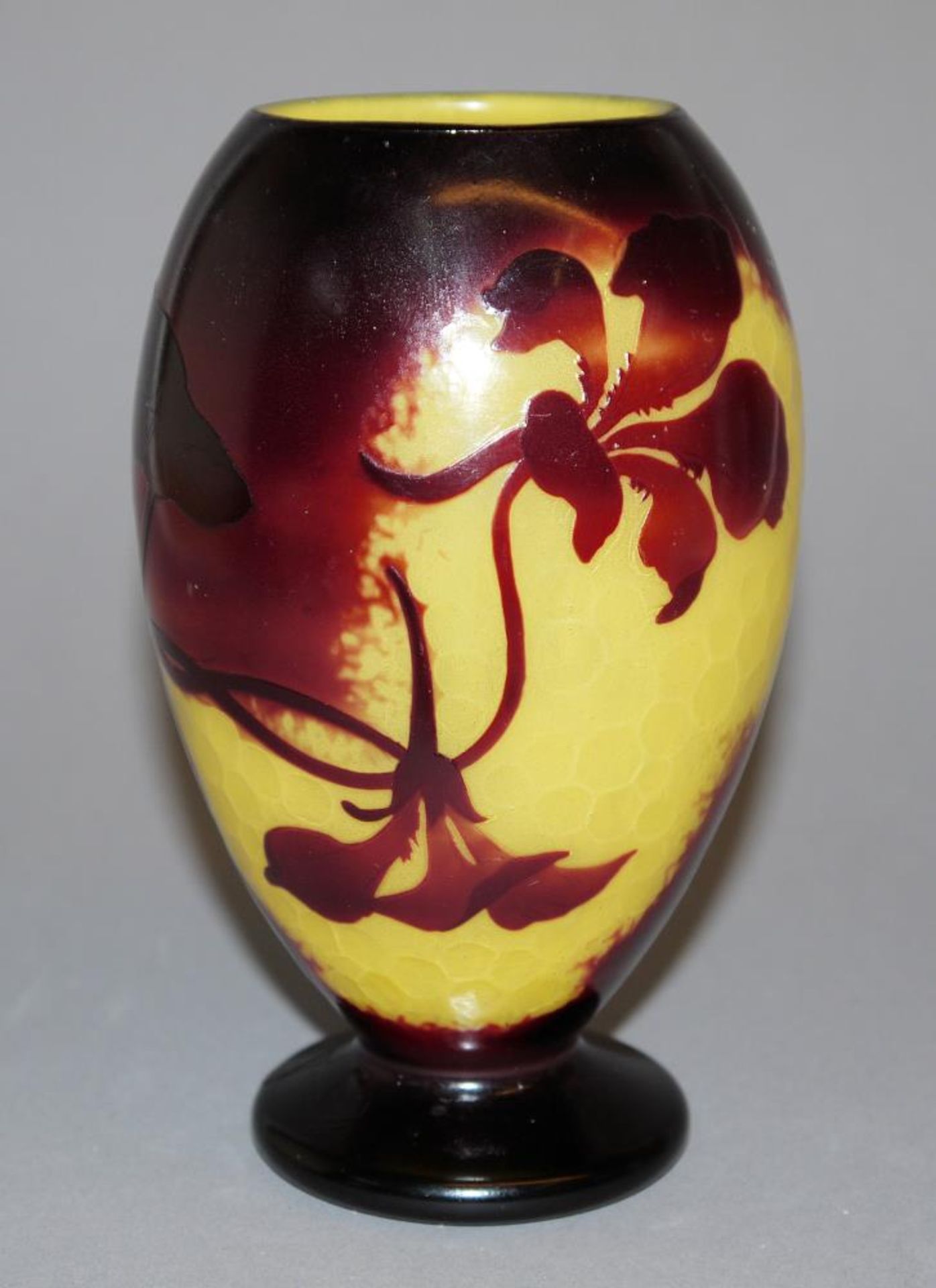 Glasvase mit Kapuzinerkresse, Daum, Nancy um 1900/ 05 Gefußte Vase mit ovoidem Gefäßkörper,