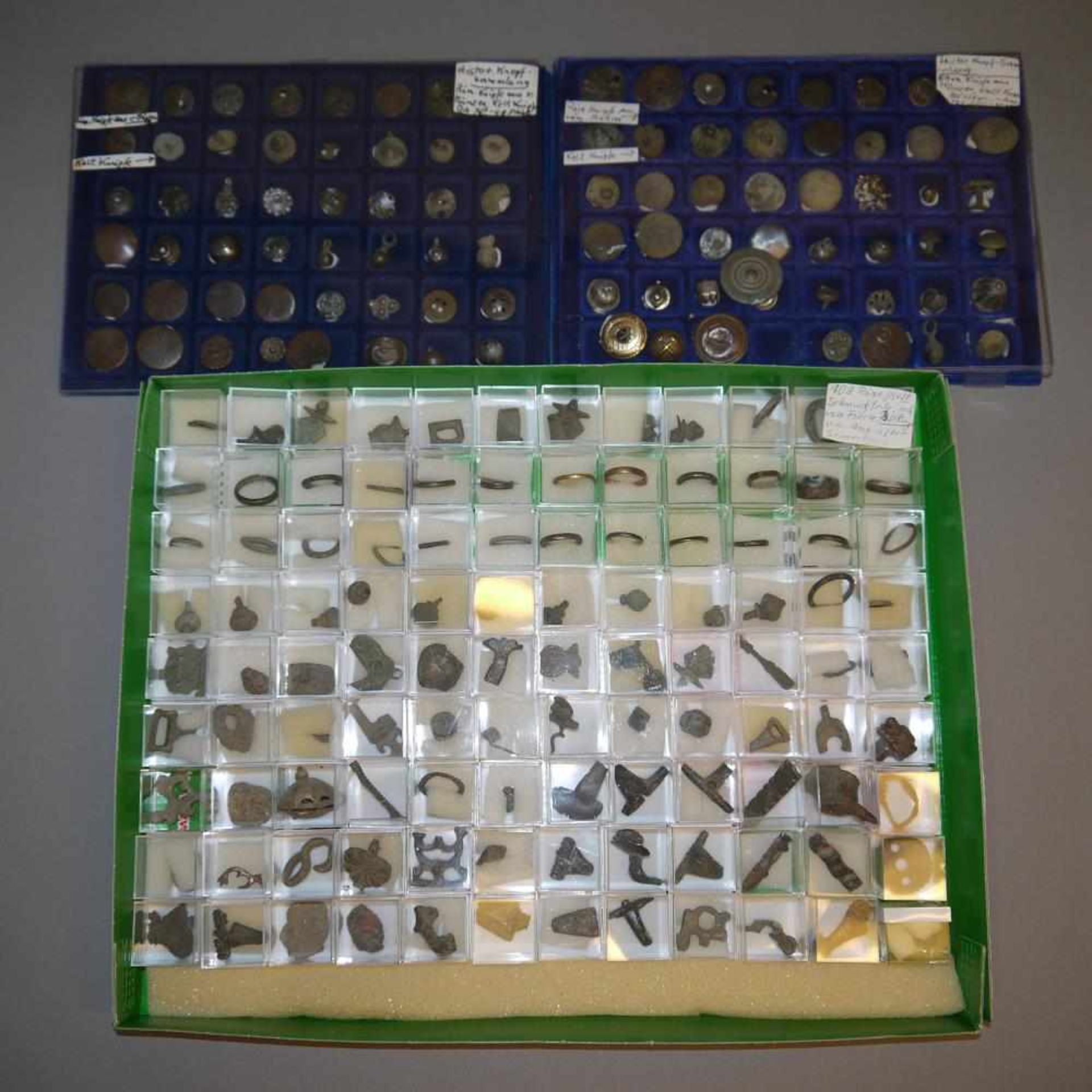 108 fragmentierte römische und keltische Fibeln und Schmuck-Fragmente aus Bronze, 2.-4. Jh. n.