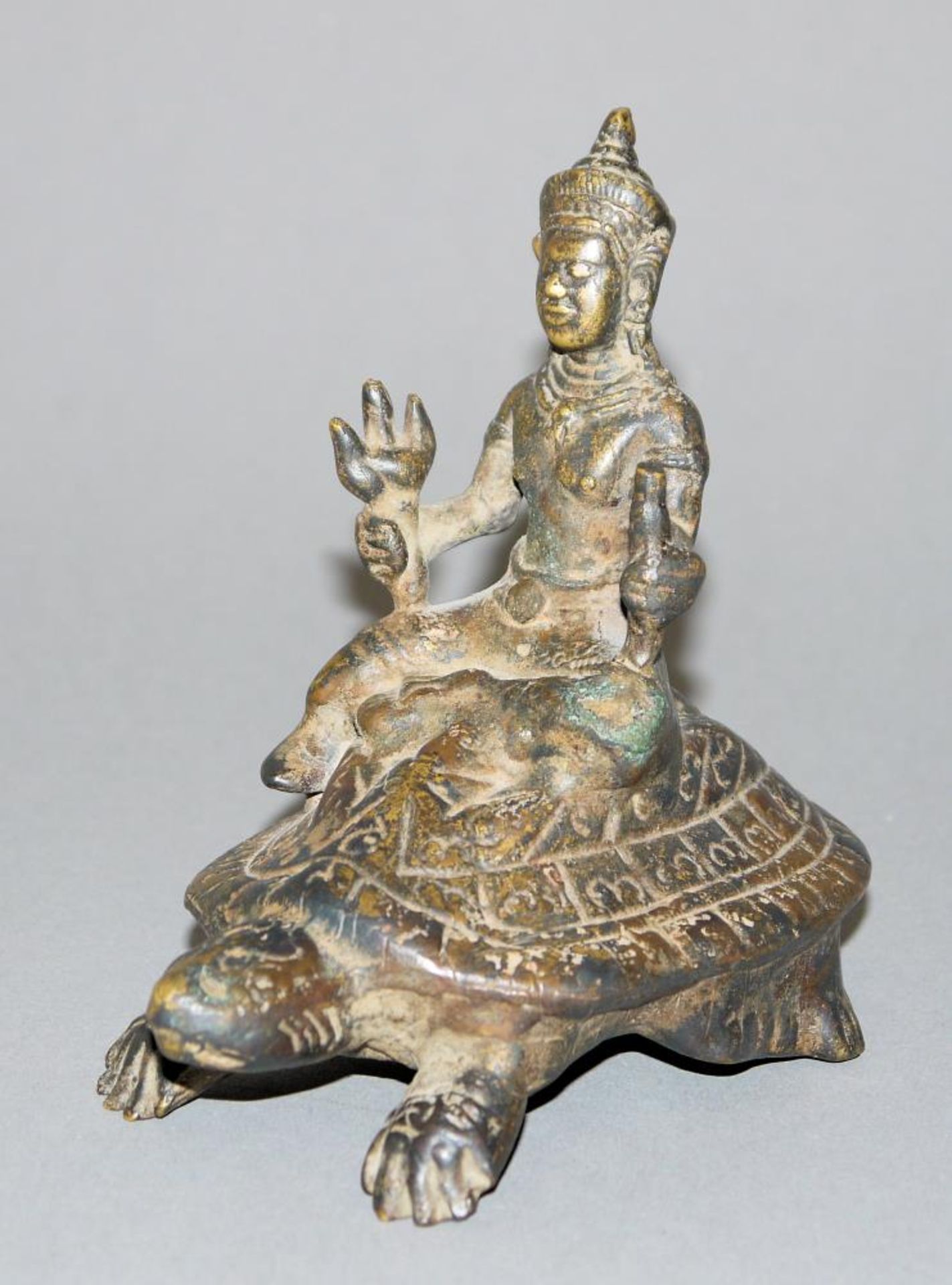 Der Gott Indra auf der Schildkröte Akupara, Bronzeplastik in Khmer-Tradition Die hinduistische