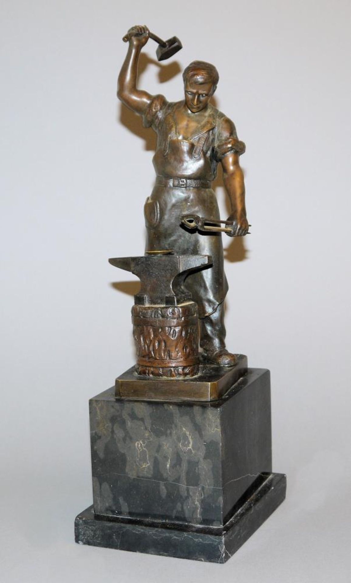 F.M. Jensen, Bronzeplastik Schmied um 1900/20 F.M. Jensen, XIX.- XX., Schmied am Amboss, auf