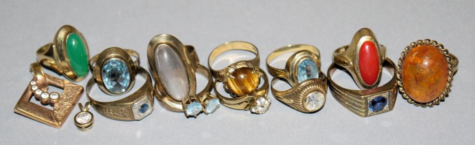 Slg. Goldschmuck ab 1920 Alle 8kt Gold, 12 Ringe, besetzt mit Farbsteinen (2 x Aquamarin, Koralle,