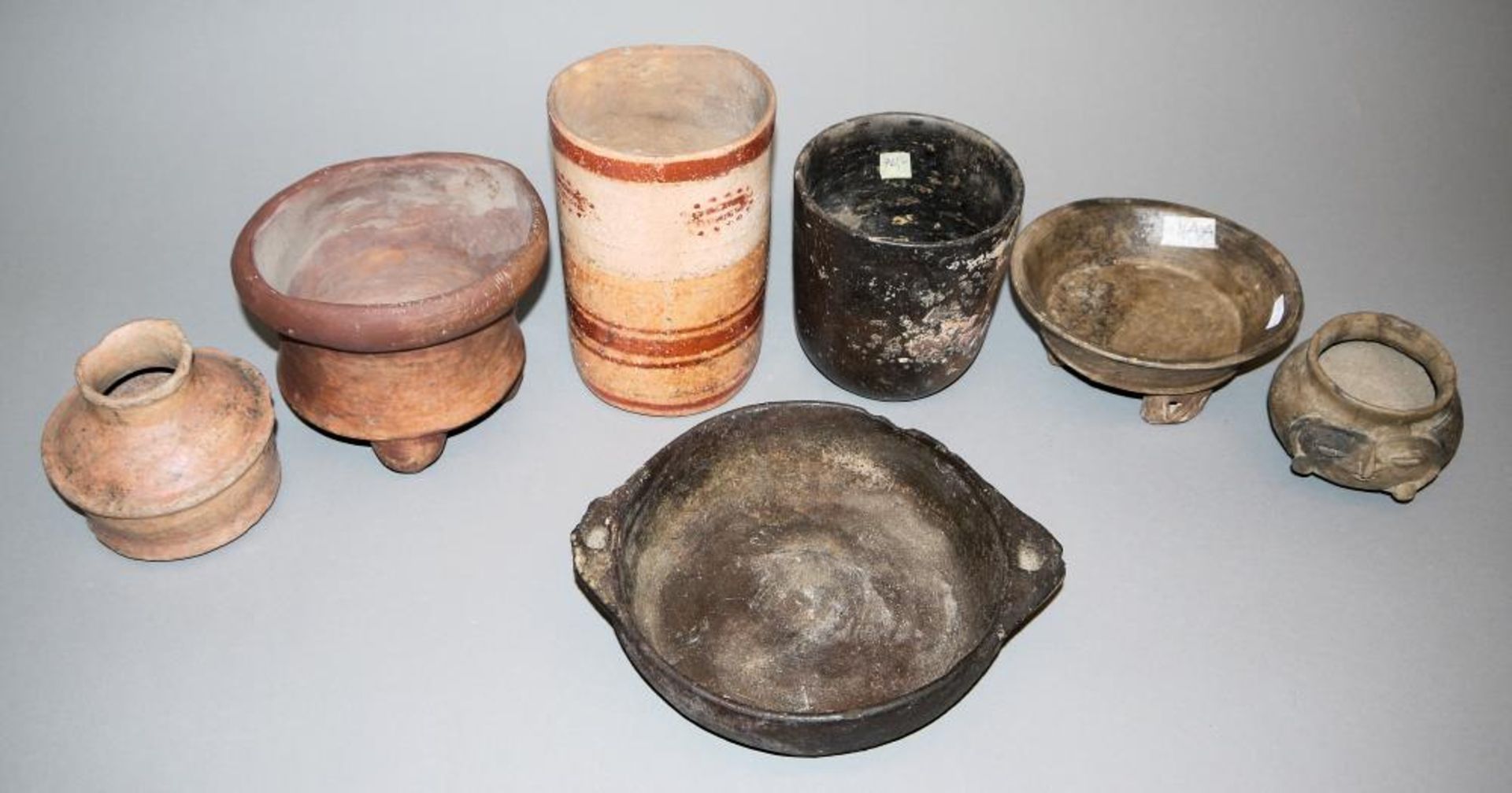 7 präkolumbische Keramikgefäße Maya-Kultur, Guatemala, 400-800 n.Chr. Grau-brauner und hellbraun-