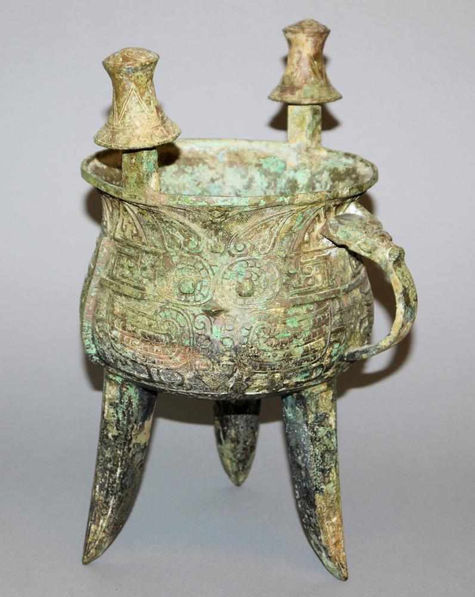 Archaisierendes Bronzegefäß der Form jia, China 20. Jh. Rituelles Dreifuß-Gefäß nach Vorbild der