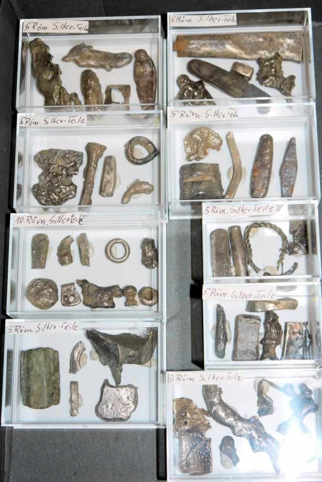 45 Silber-Fragmente, römisch bis Mittelalter Schmuckteile, Fragmente von Attaschen und Zubehör, in