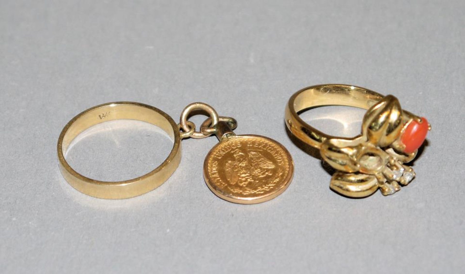 Zwei Ringe mit Brillanten und Koralle bzw. 2 Pesos, Gold 18kt Gelbgold, besetzt mit drei