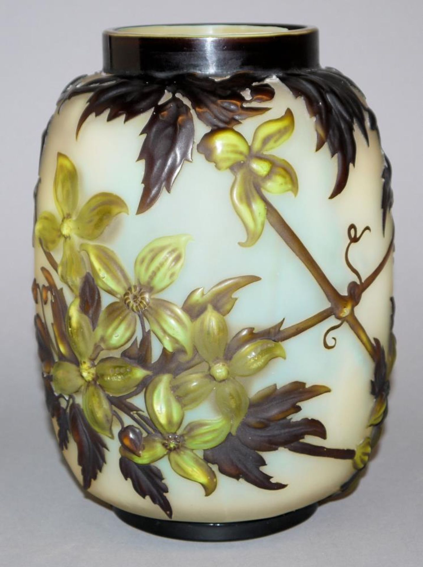 Emile Gallé, große Cameo-Vase „Clematis Soufflé“, Nancy um 1910 Modelgeblasene Vase aus farblosem