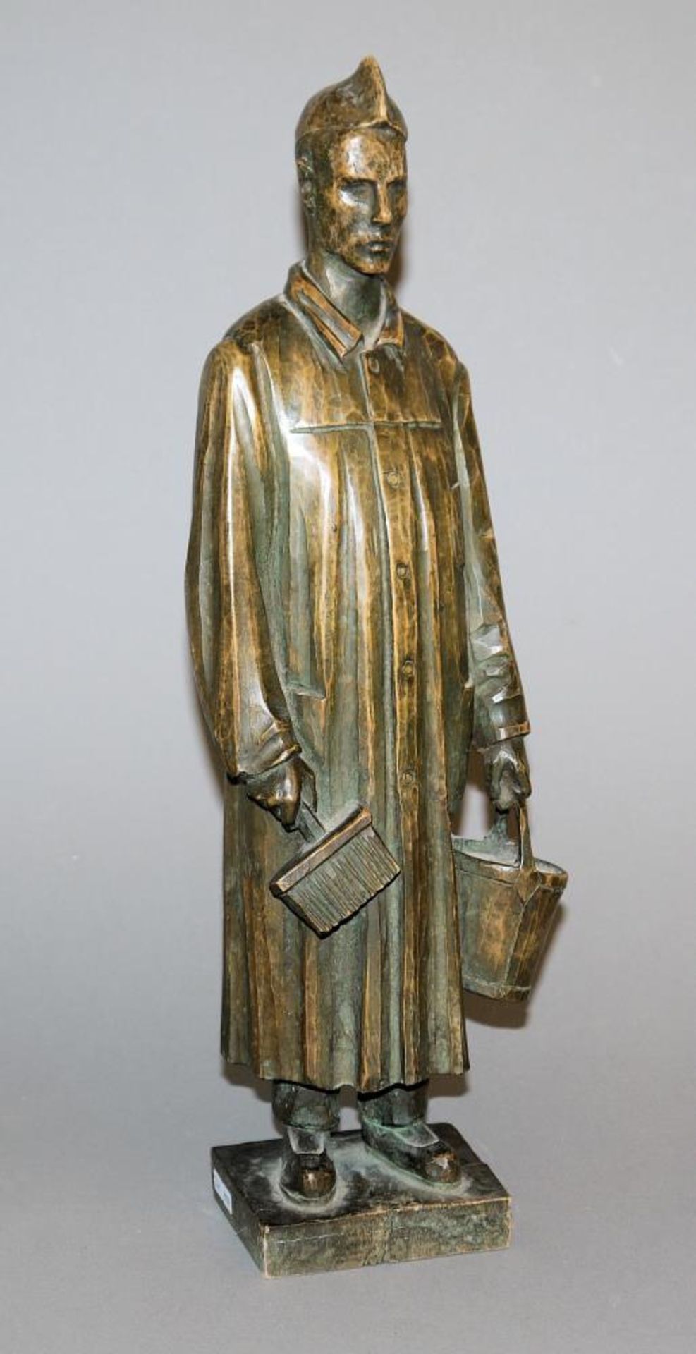 Anonymer Bildhauer der Neuen Sachlichkeit, Anstreicher, Hartholz-Skulptur der 1920er Jahre Stehender