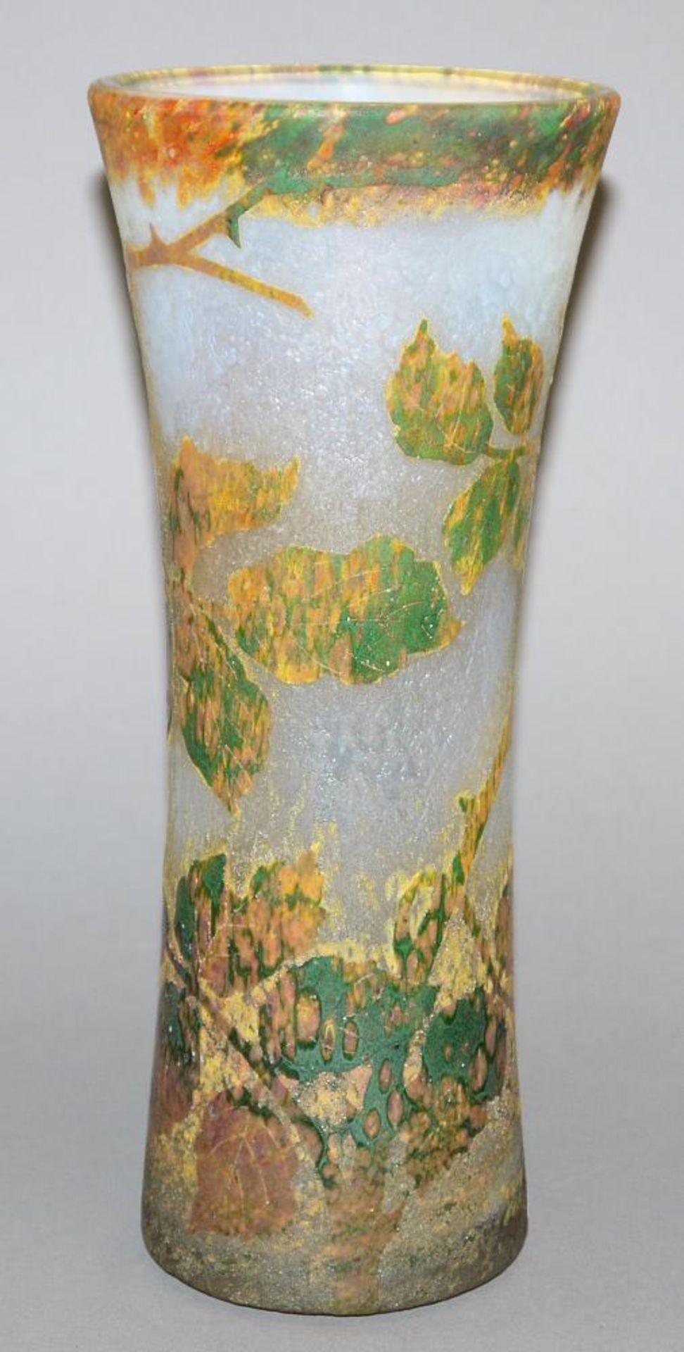 Große „Herbst-Vase“ von Daum, Nancy um 1915 Cameo-Vase mit konkav eingezogener Wandung, farbloses - Image 2 of 3