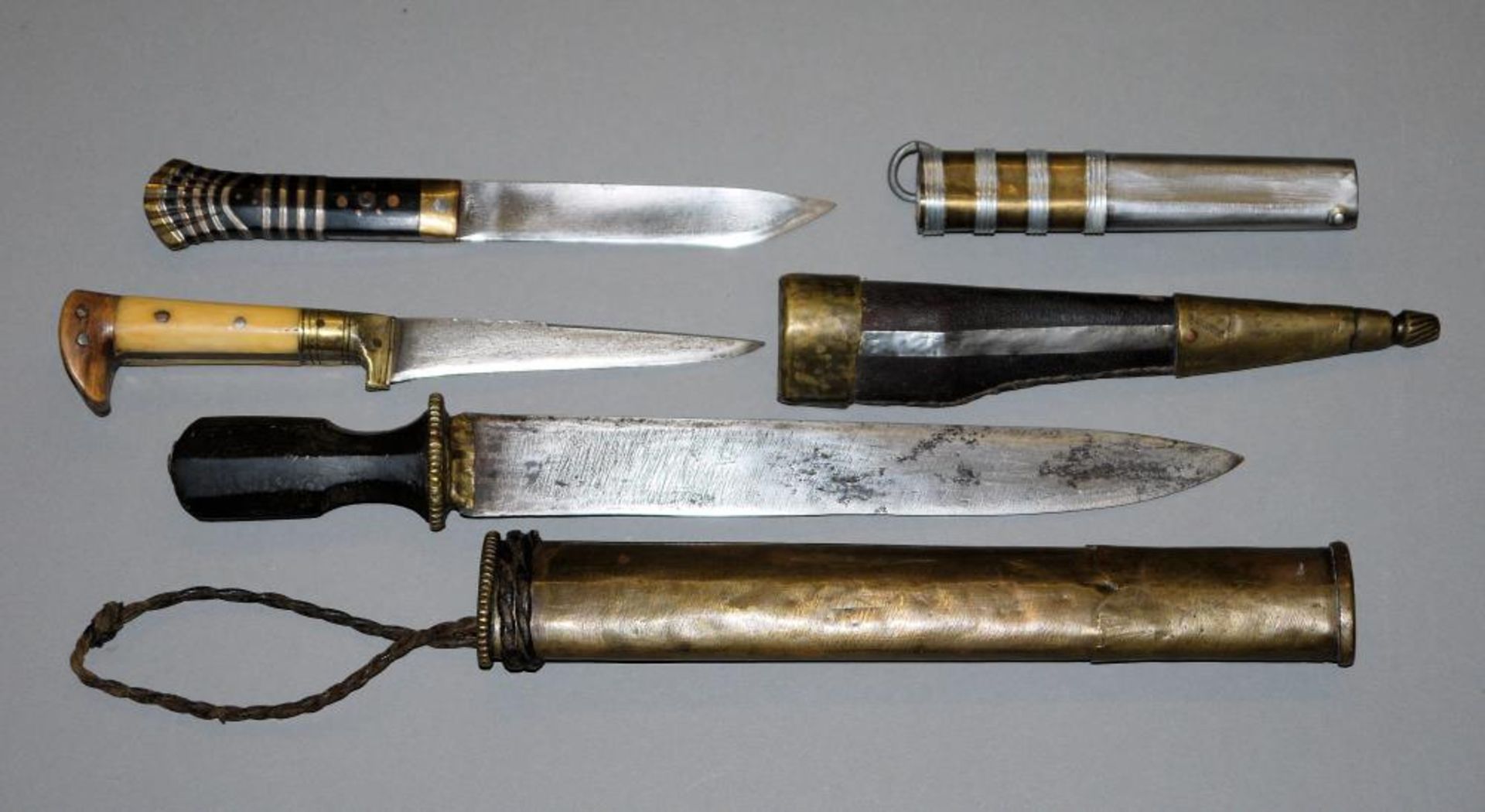 Drei Messer/Dolche aus Tibet und Afghanistan um 1900 Tibetisches Lothi, Gebrauchsmesser mit