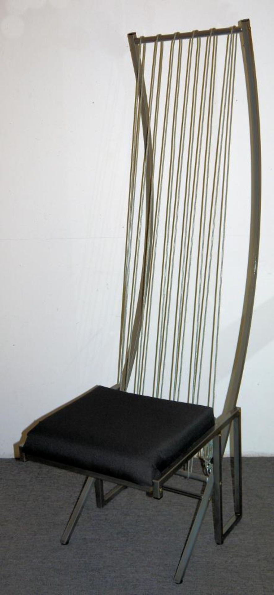 Designer-Stuhl der 1980er Jahre aus Eisen und Spannseil Individueller Stuhl aus beschichtetem