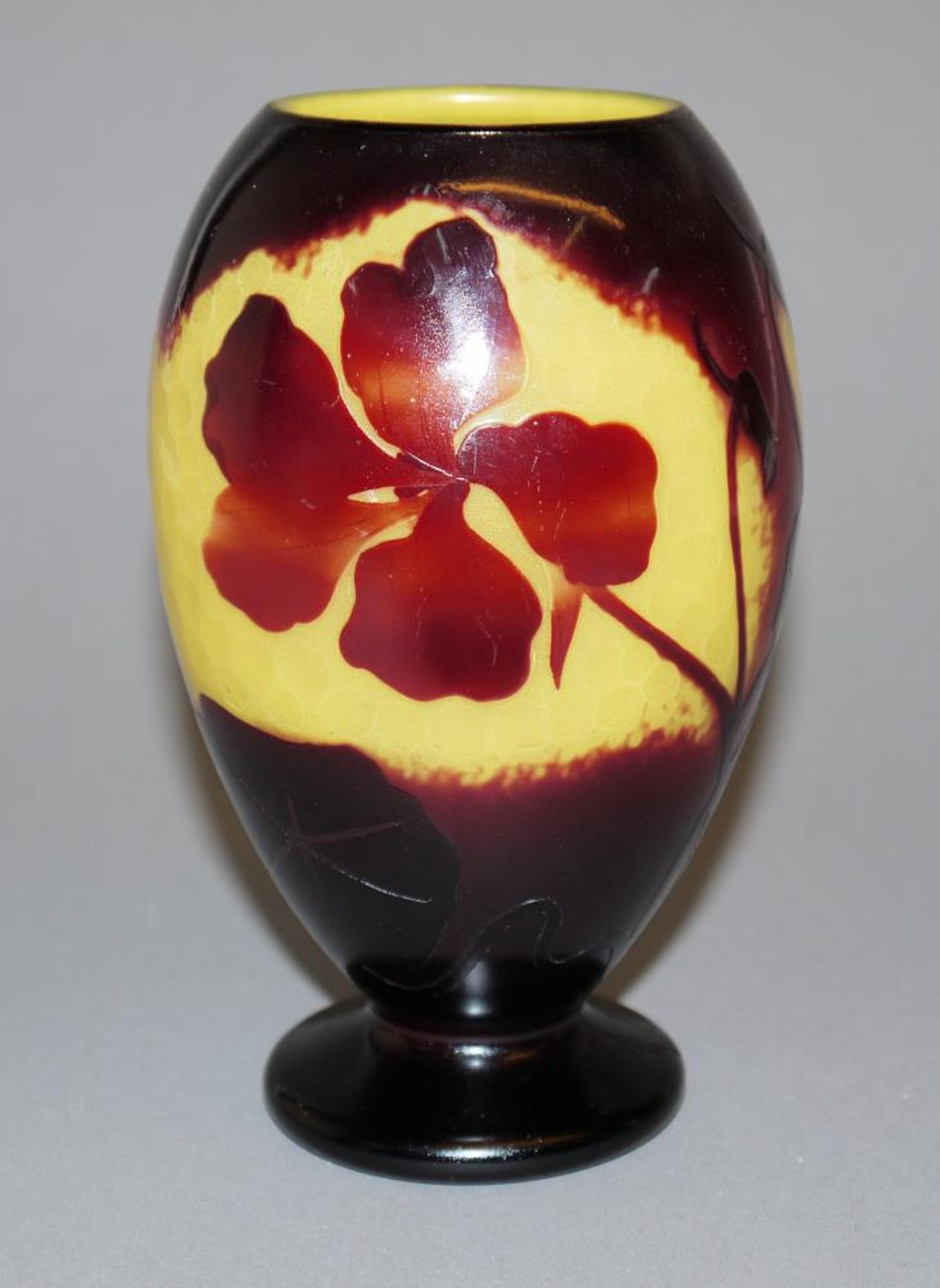Glasvase mit Kapuzinerkresse, Daum, Nancy um 1900/ 05 Gefußte Vase mit ovoidem Gefäßkörper, - Image 2 of 3