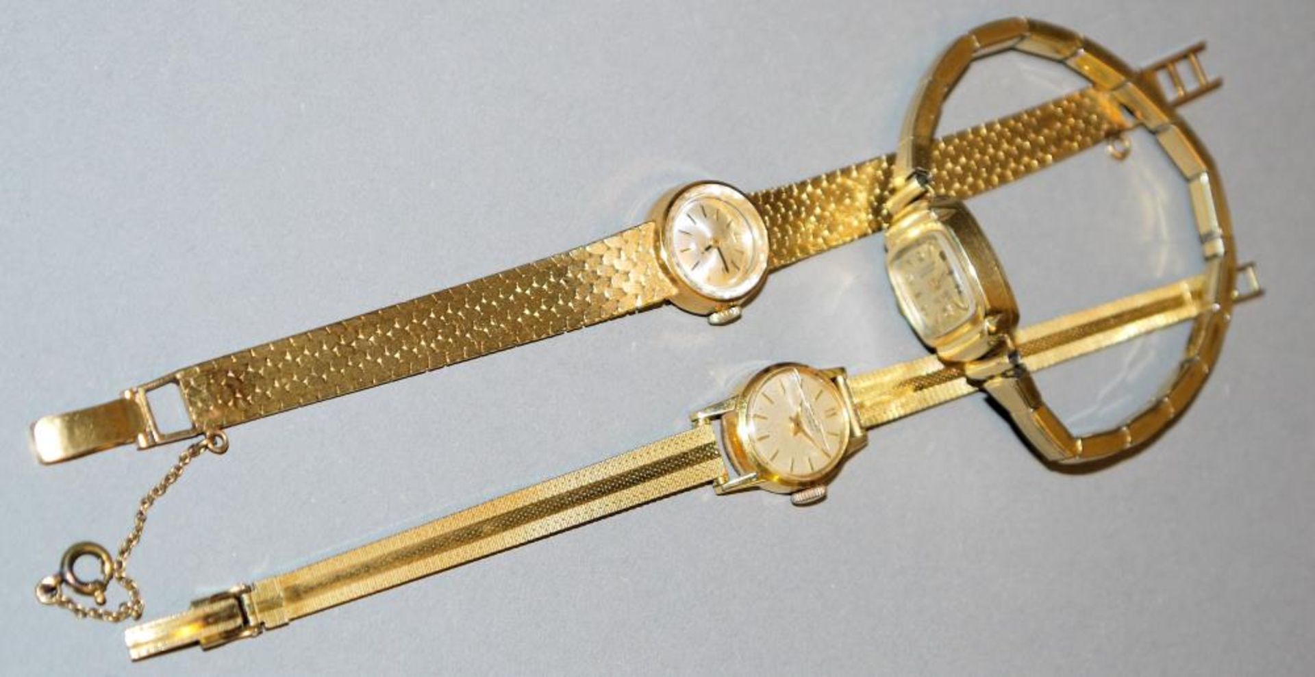 Drei goldene Armbanduhren Damenuhr mit integriertem Band in 18kt, Gew. 28 Gramm, weitere Damenuhr