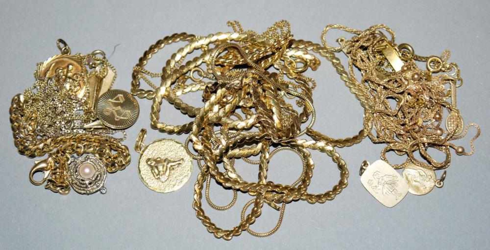 Sammlung Goldschmuck Ketten, Anhänger, Armbänder: 18kt Gold 32,28 g; 14kt Gold 32,02 g; 8kt Gold