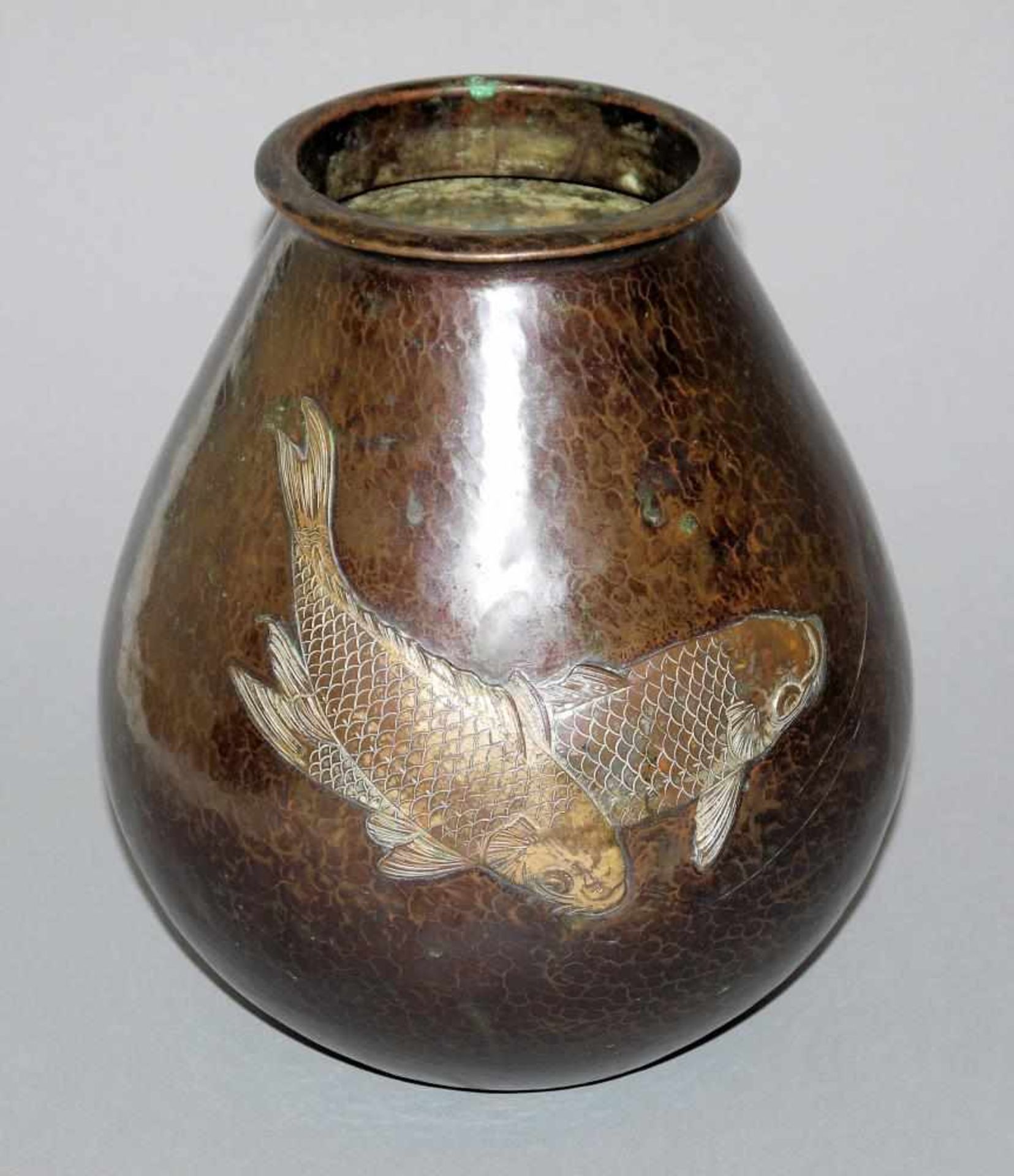 „Douchu“- Kupfervase mit Karpfen von Hideyoshi, Japan 1950er Jahre Vase aus getriebenem Kupfer mit
