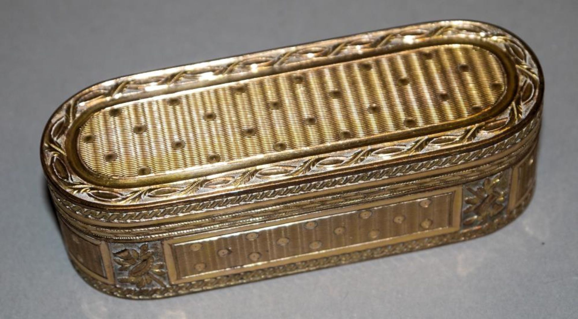 Tabatiere aus Tombak, vergoldet, Frankreich um 1780 Längliche Schnupftabakdose mit gerundeten Enden,