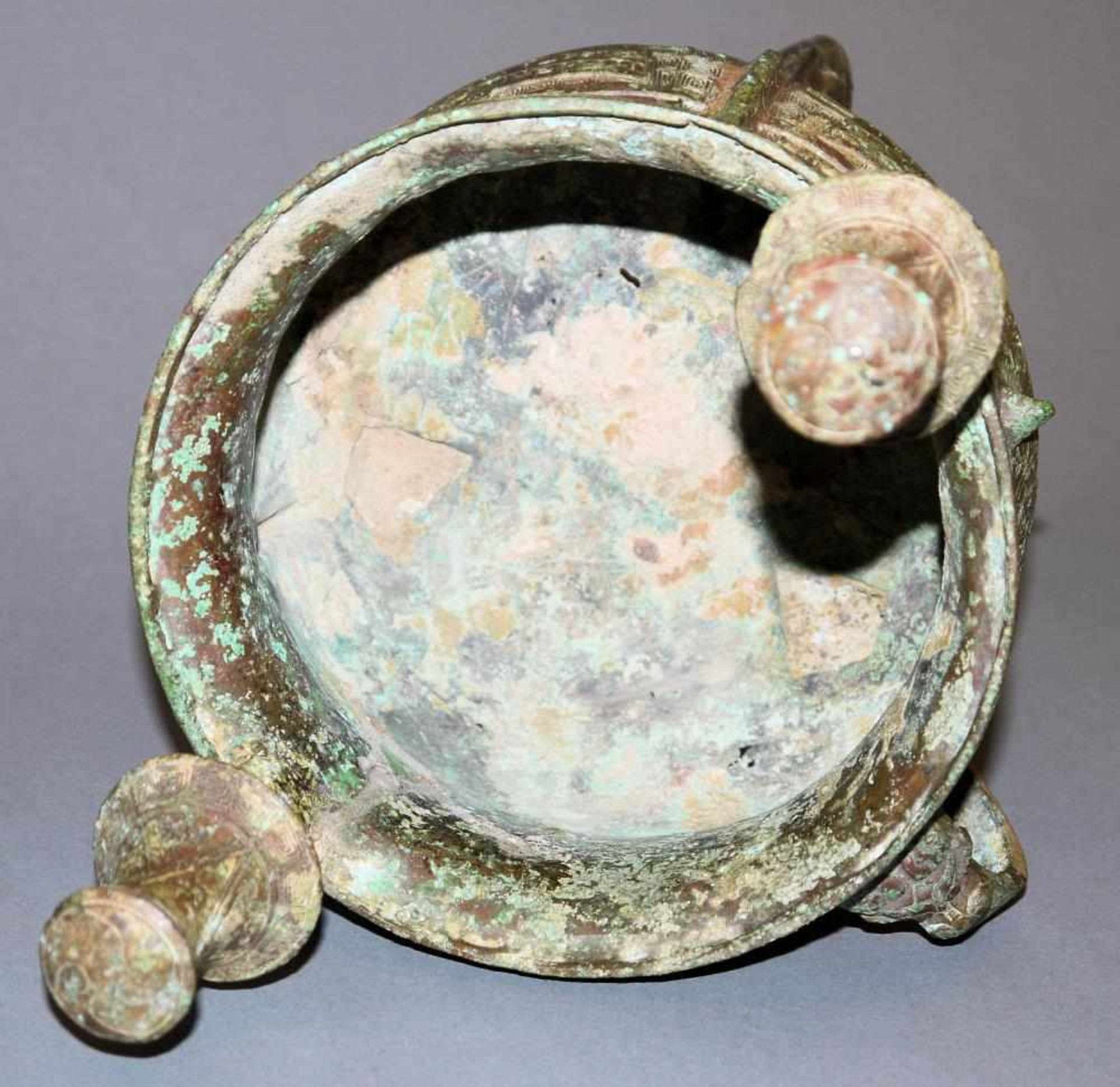 Archaisierendes Bronzegefäß der Form jia, China 20. Jh. Rituelles Dreifuß-Gefäß nach Vorbild der - Bild 4 aus 4