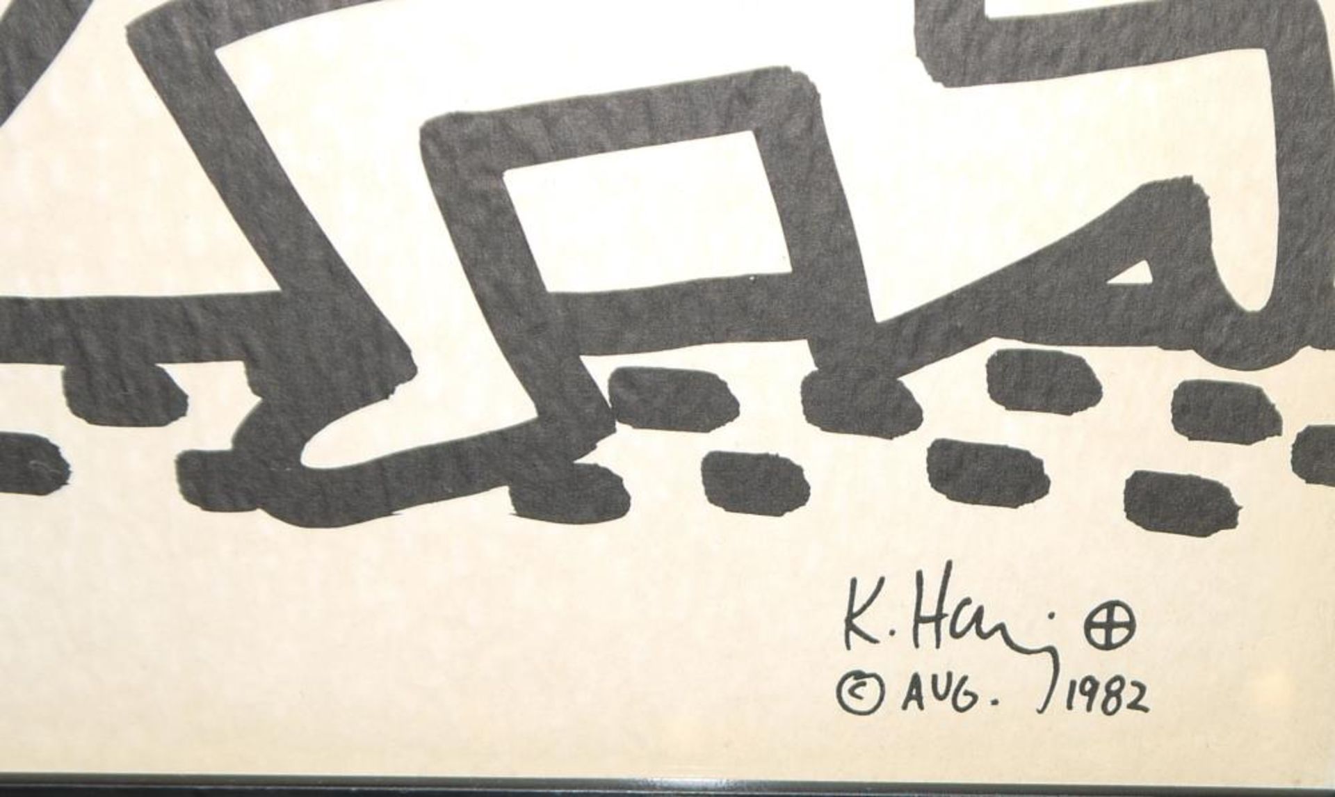 Keith Haring, Zwei Figuren tragen ein Herz, Farboffset von 1982, gerahmt Keith Haring, 1958 – - Bild 2 aus 2