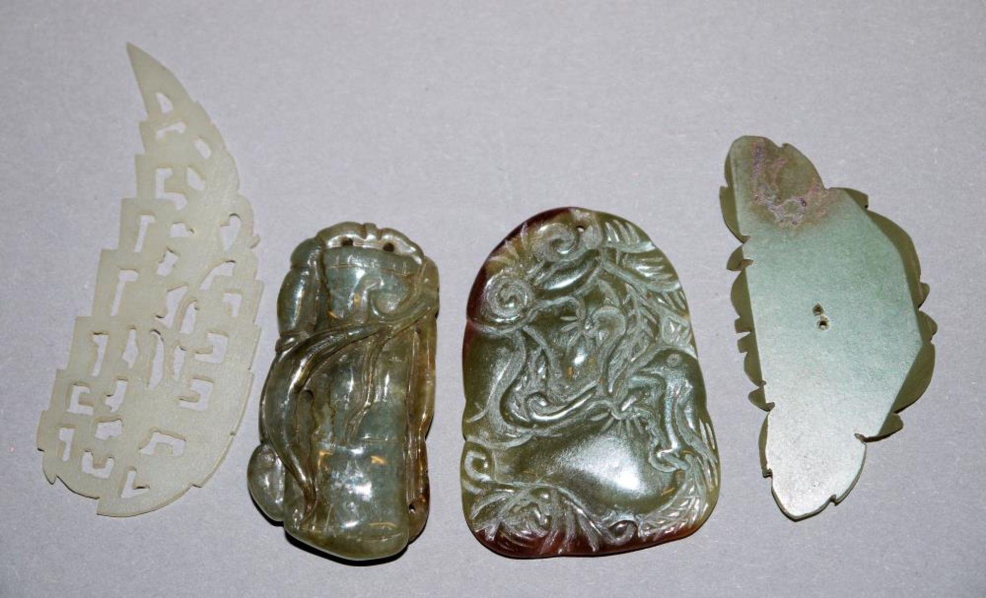 Früchte, Schmetterling und Blatt, vier chinesische Jade-Amulette Aubergine mit ansitzenden - Bild 2 aus 2