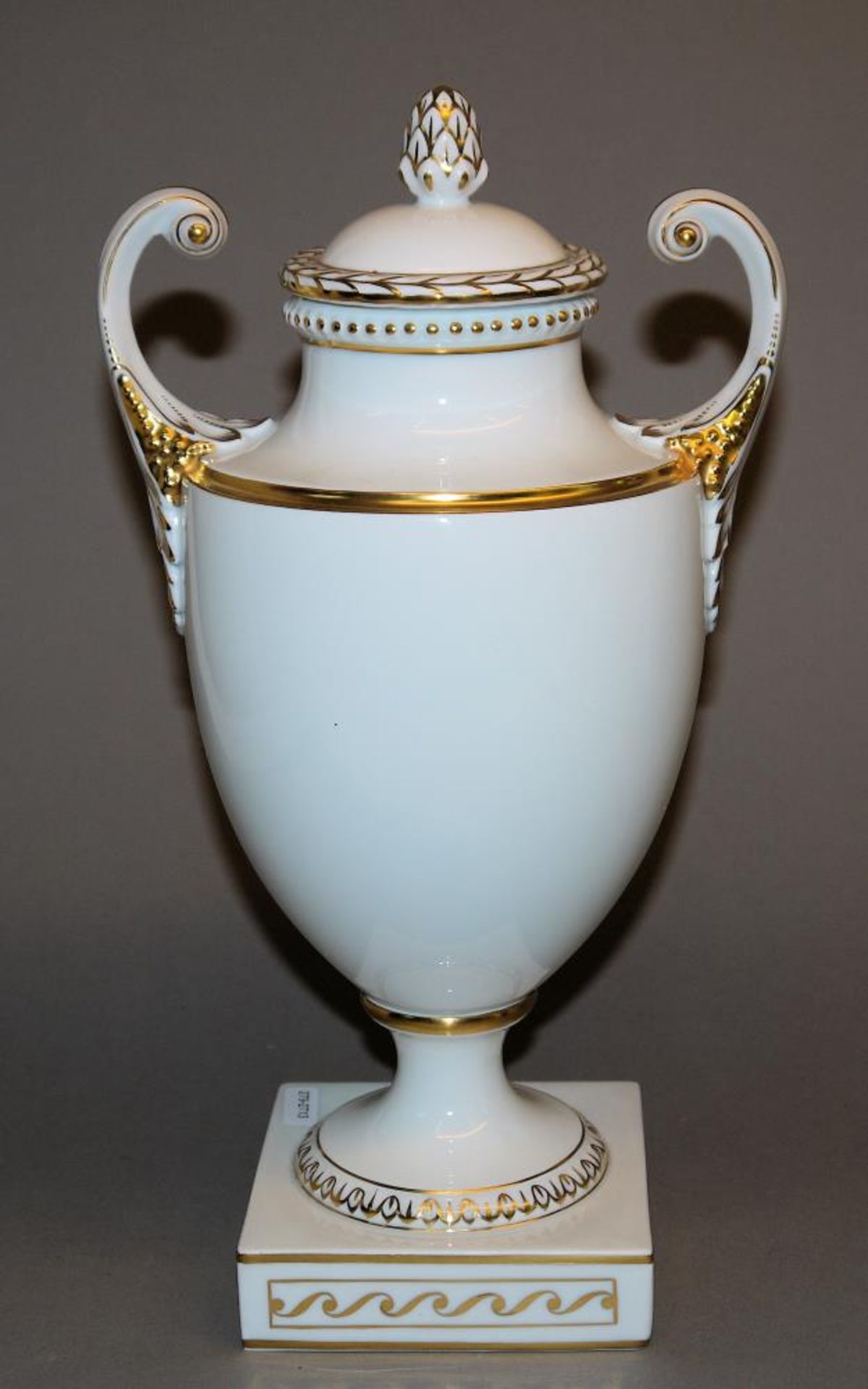 Prächtige Amphorenvase, Fürstenberg Vase mit Deckel und Volutenhenkeln, Weißporzellan, goldgehöht, H