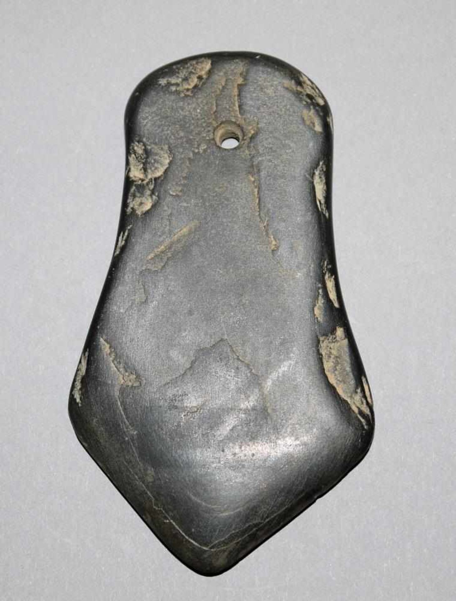 Neolithische Axtklinge, China, 3. Jt. v. Chr. oder älter Klinge aus dunkelgrauem Stein, konkav - Bild 2 aus 2