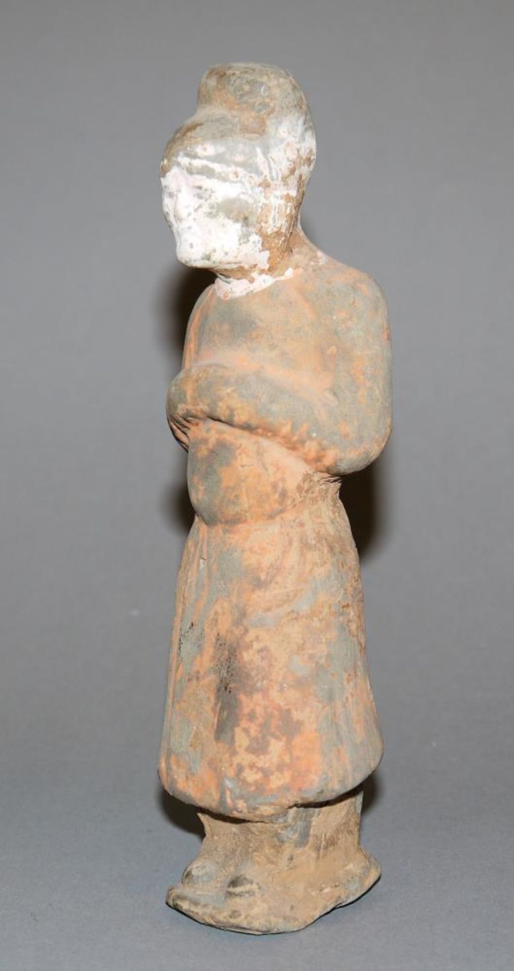 Mingqi-Figur der Yuan-Dynastie, China 13. – 14. Jh. Stehende Grabfigur, die Arme vor der Brust