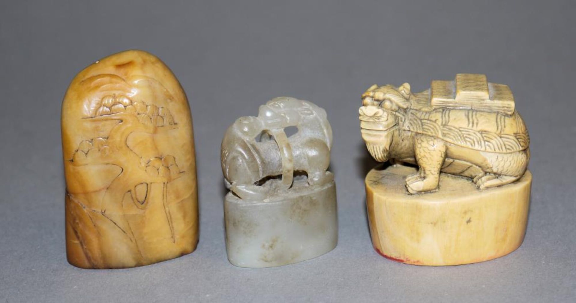 Drei Siegel aus Elfenbein und Jade, Qing-Zeit, China 19. Jh. Elfenbeinsiegel mit der