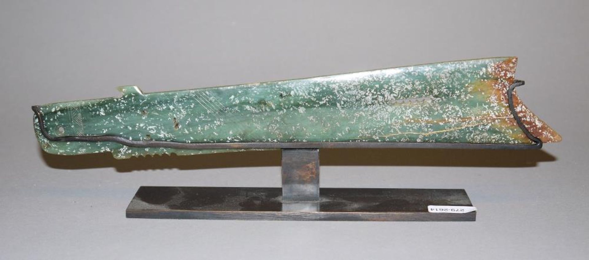 Zeremonielle Jade-Klinge, Stil der Shang-Dynastie, China, 15. – 11. Jh. v. Chr. Klinge aus - Image 2 of 2