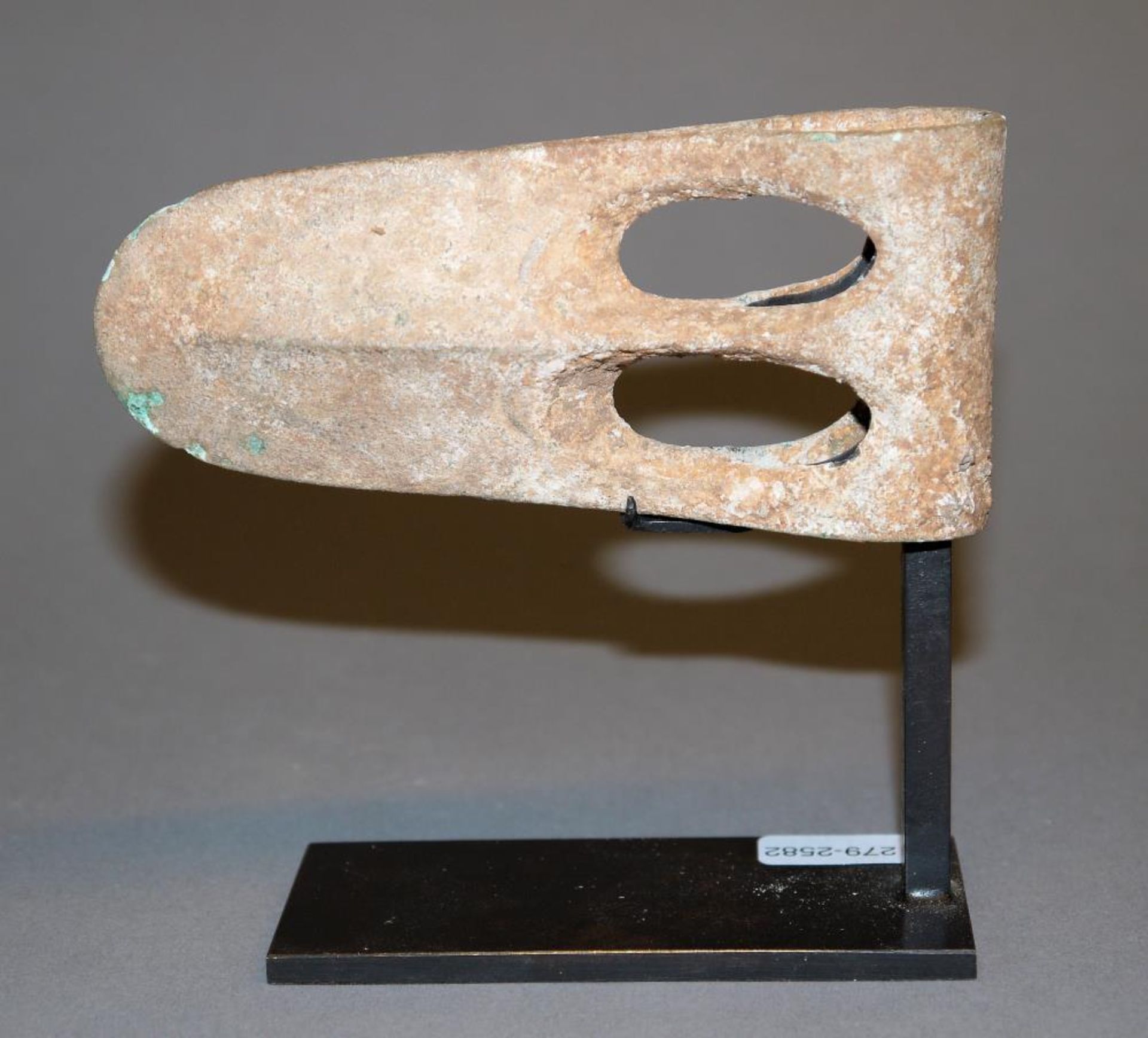 Zwei bronzezeitliche Axtklingen der Bretagne & Syrien/Palästina, 2. – 1. Jt. v. Chr. Axtklinge des - Bild 2 aus 4